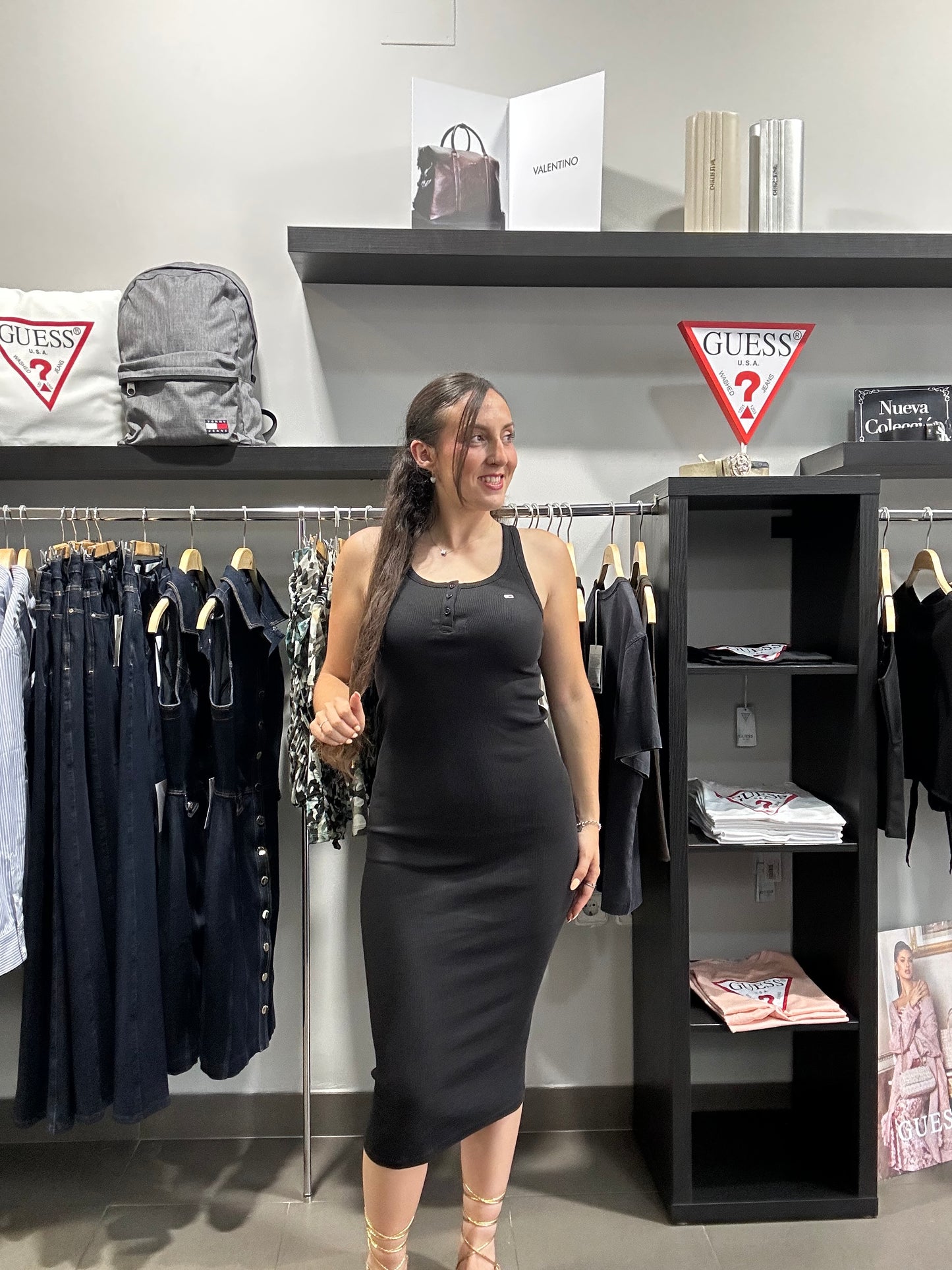 VESTIDO TOMMY JEANS MIDI TIRANTES CIN LOGO BORDADO Y TRES BOTONES CANALÉ NEGRO