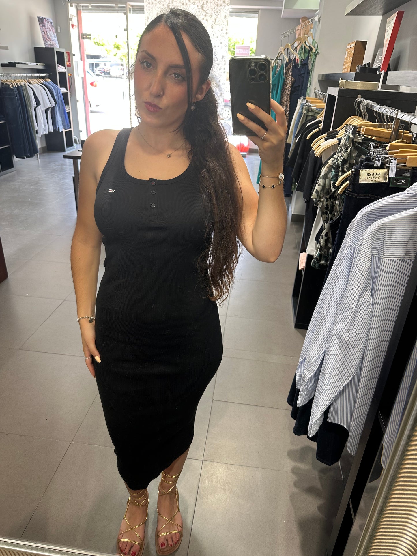 VESTIDO TOMMY JEANS MIDI TIRANTES CIN LOGO BORDADO Y TRES BOTONES CANALÉ NEGRO