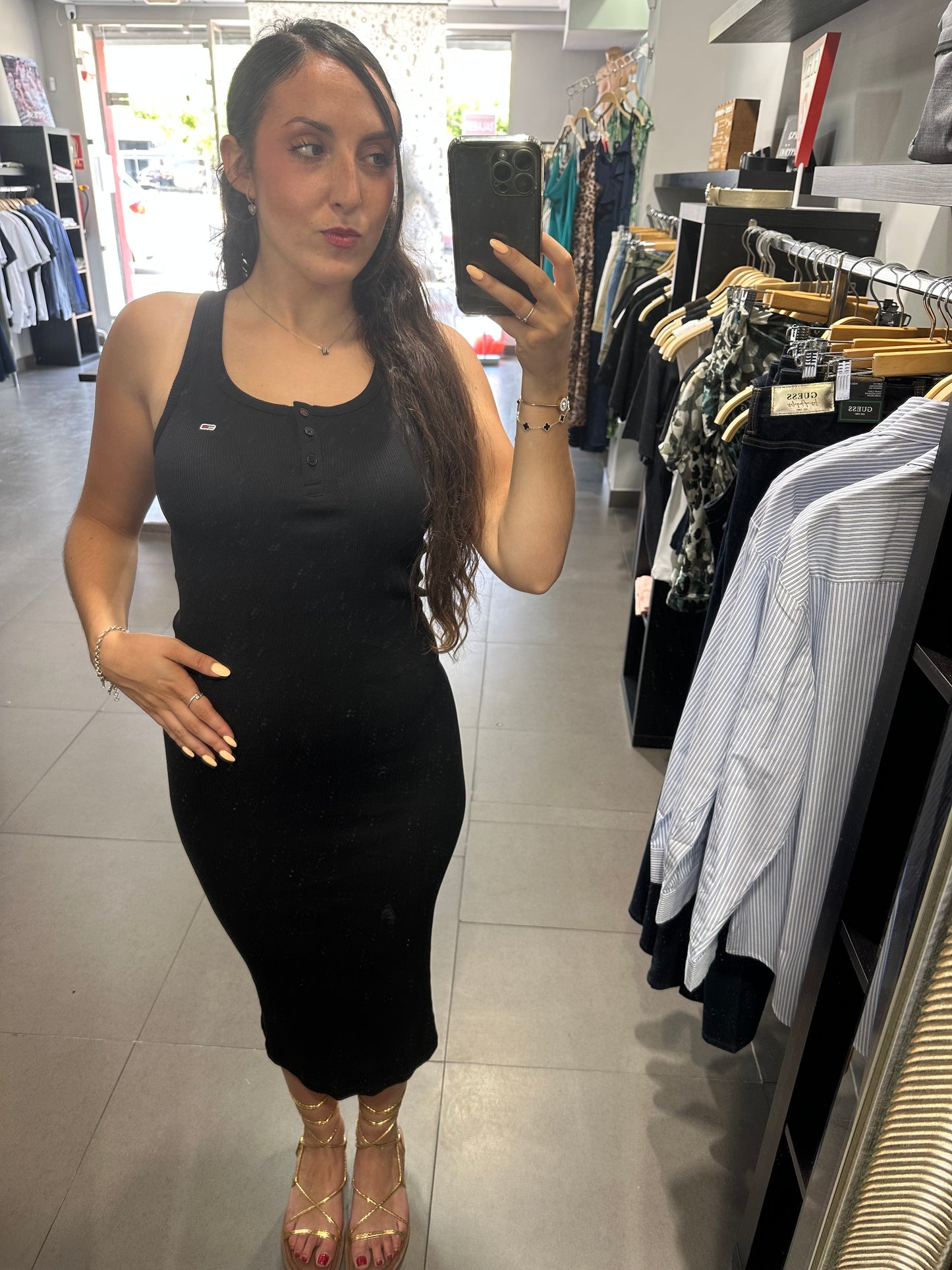 VESTIDO TOMMY JEANS MIDI TIRANTES CIN LOGO BORDADO Y TRES BOTONES CANALÉ NEGRO