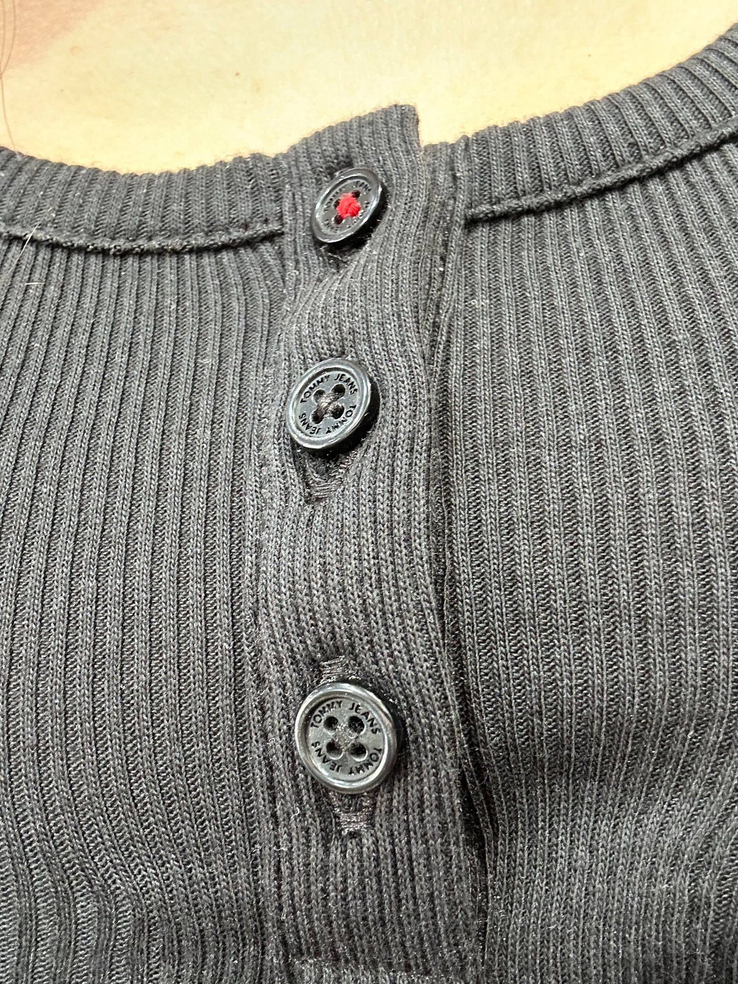 VESTIDO TOMMY JEANS MIDI TIRANTES CIN LOGO BORDADO Y TRES BOTONES CANALÉ NEGRO