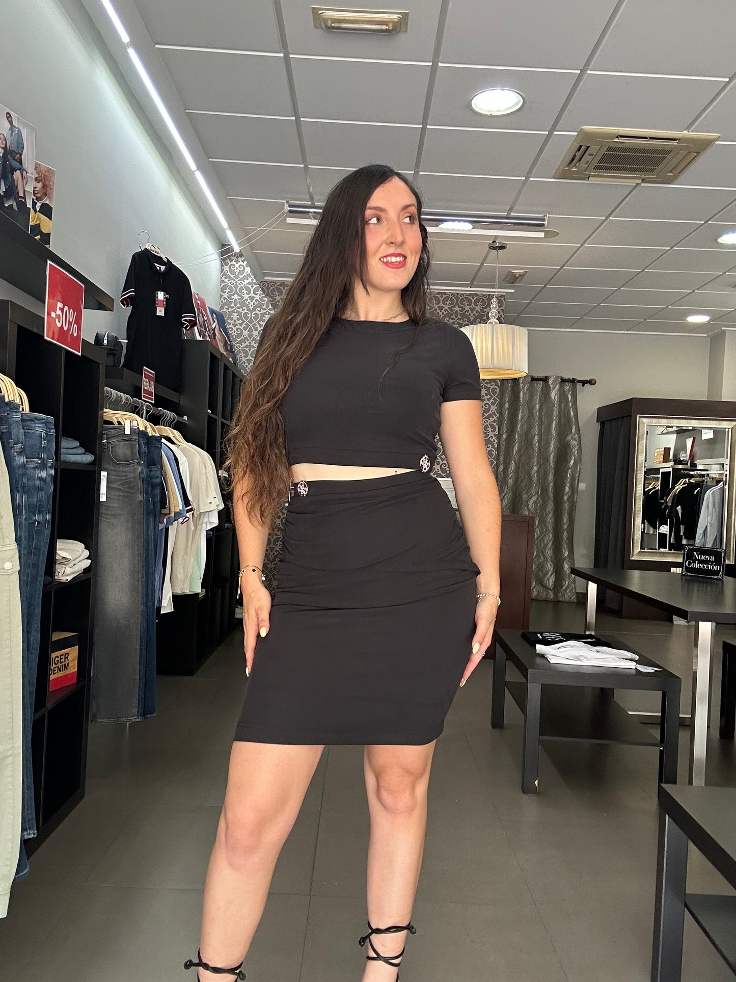 CONJUNTO GUESS FALDA Y TOP CANALÉ NEGRO CON LOGO 4G BRILLOS