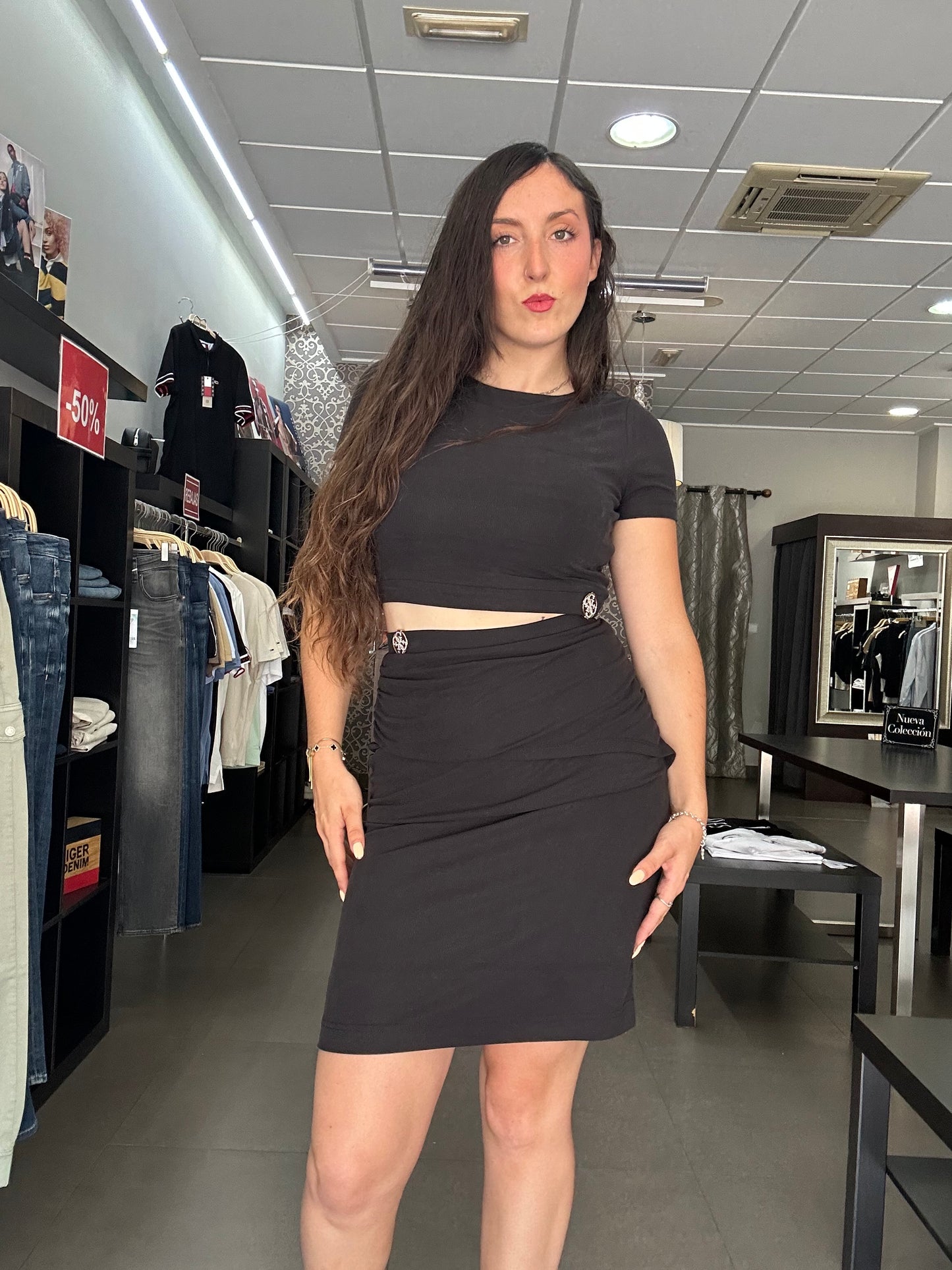 CONJUNTO GUESS FALDA Y TOP CANALÉ NEGRO CON LOGO 4G BRILLOS
