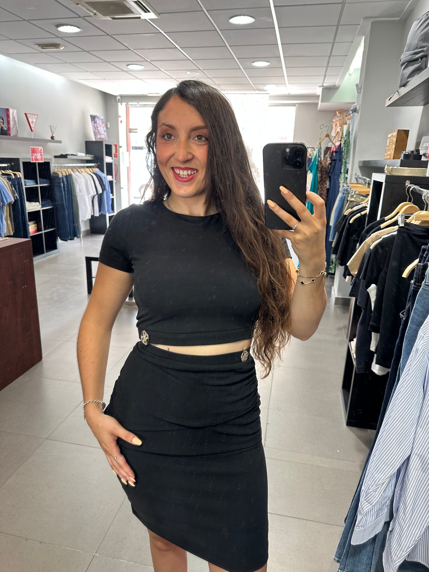 CONJUNTO GUESS FALDA Y TOP CANALÉ NEGRO CON LOGO 4G BRILLOS