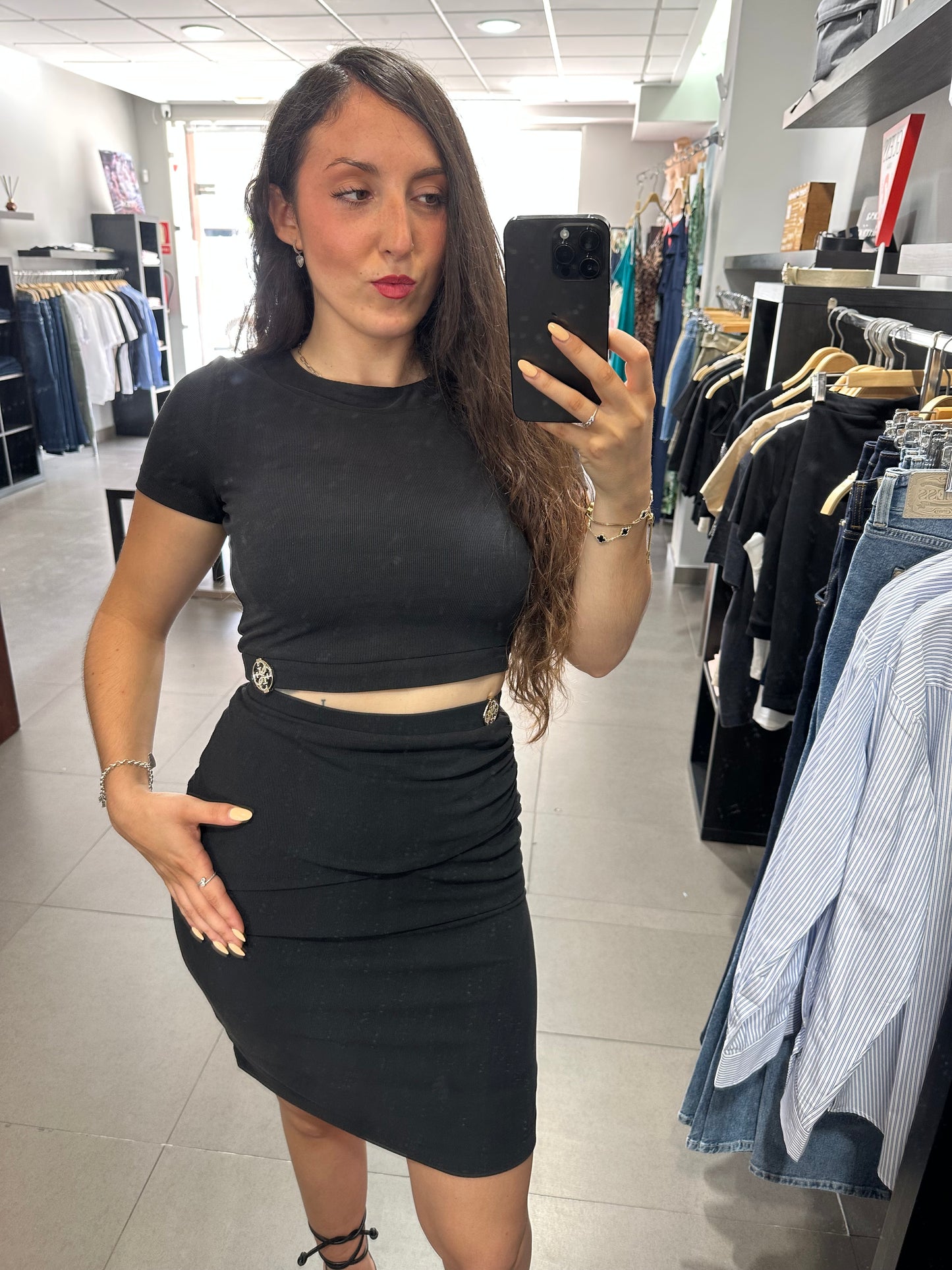 CONJUNTO GUESS FALDA Y TOP CANALÉ NEGRO CON LOGO 4G BRILLOS