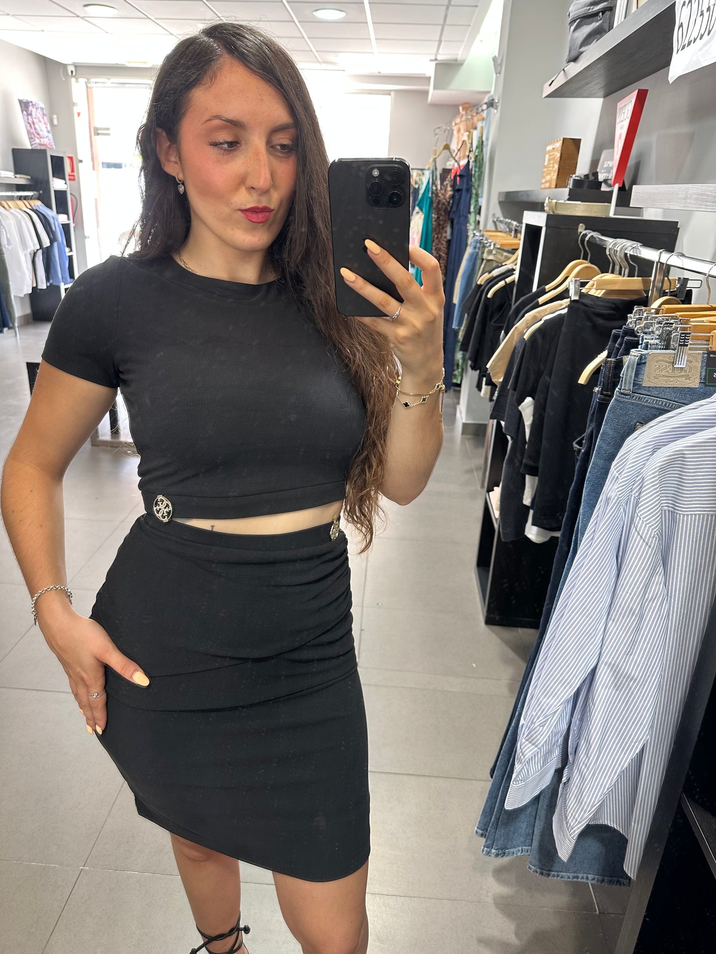 CONJUNTO GUESS FALDA Y TOP CANALÉ NEGRO CON LOGO 4G BRILLOS