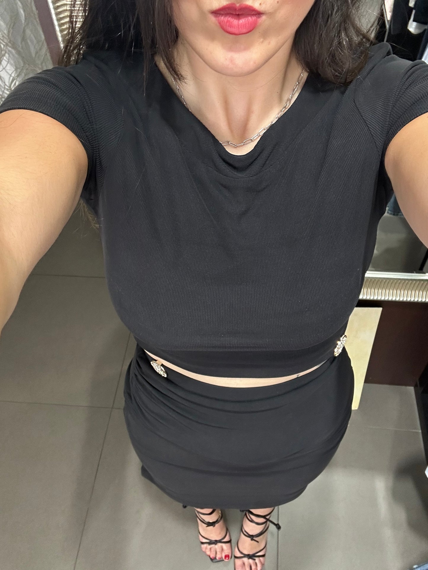 CONJUNTO GUESS FALDA Y TOP CANALÉ NEGRO CON LOGO 4G BRILLOS