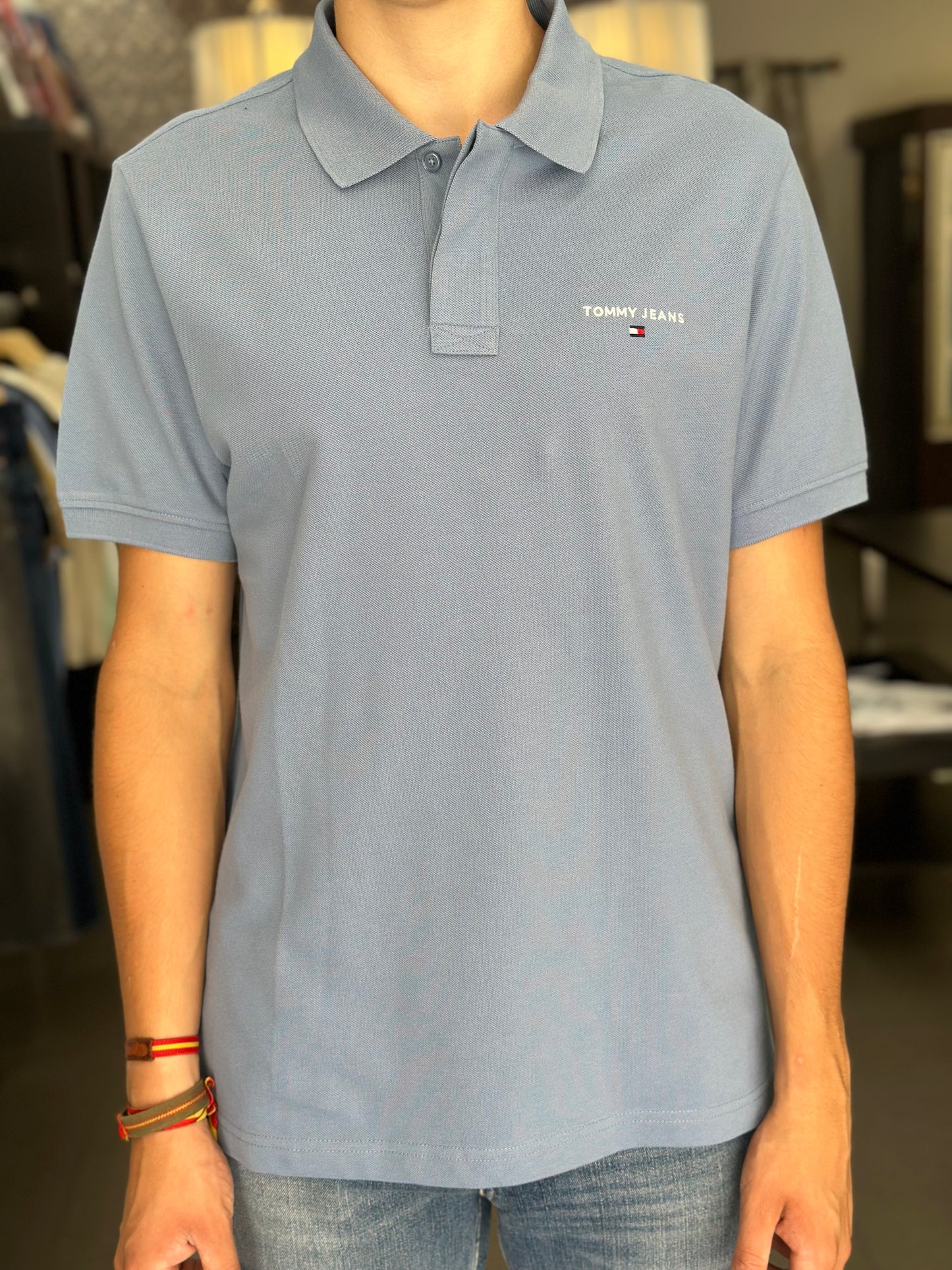 POLO TOMMY JEANS AZUL CON LOGO BORDADO
