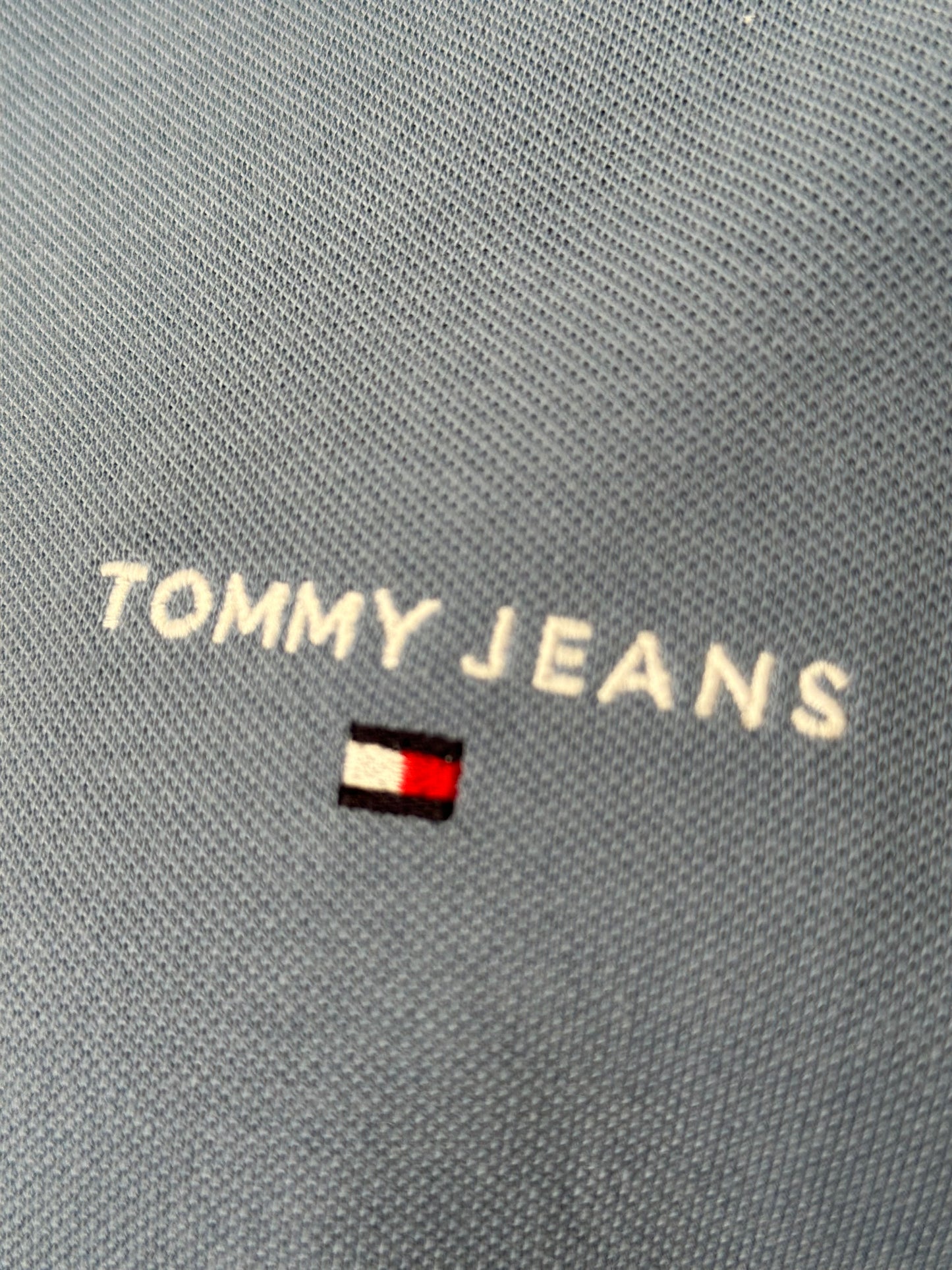 POLO TOMMY JEANS AZUL CON LOGO BORDADO