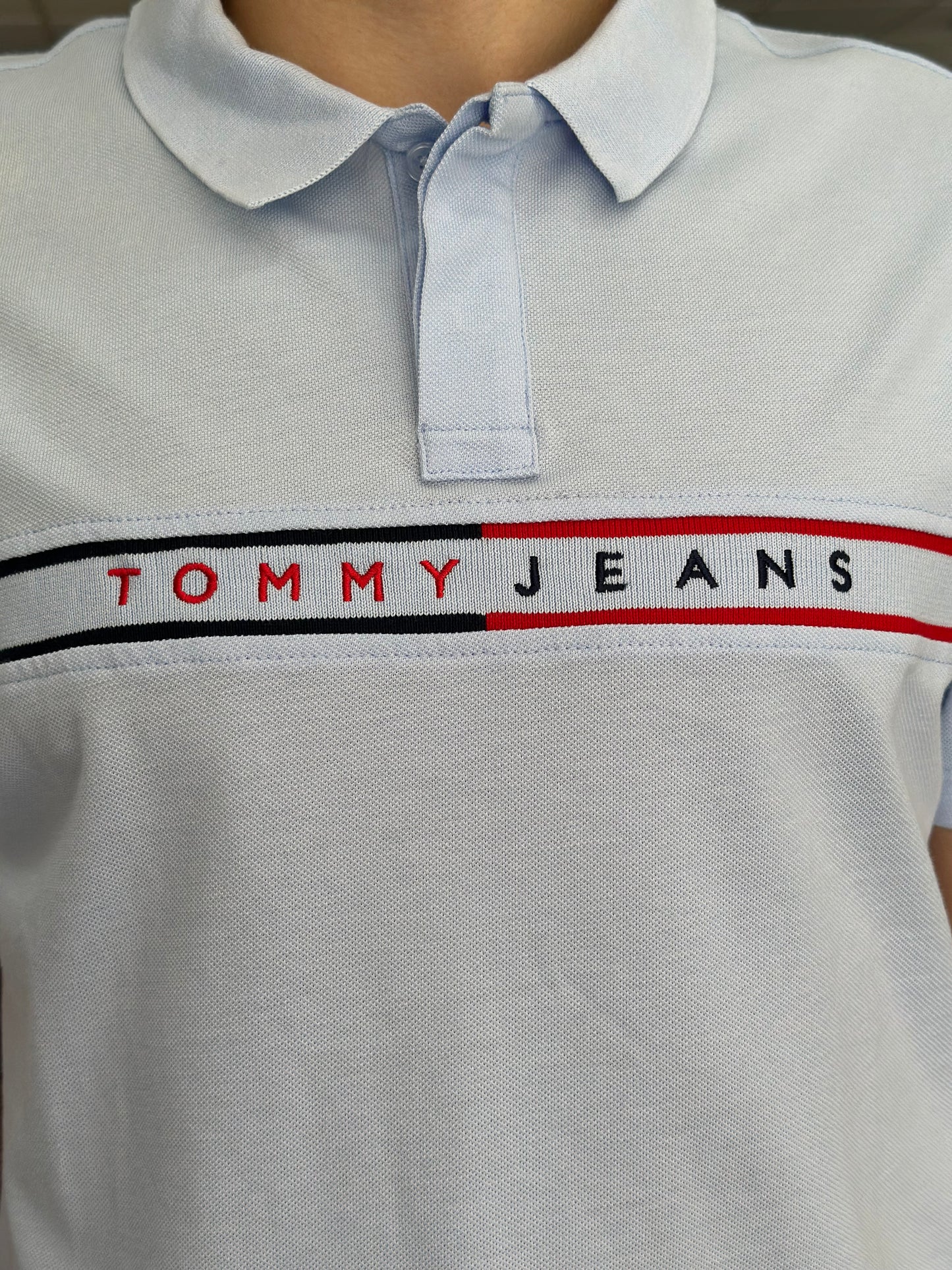POLO TOMMY JEANS AZUL CLARO CON LOGO BORDADO EN EL PECHO