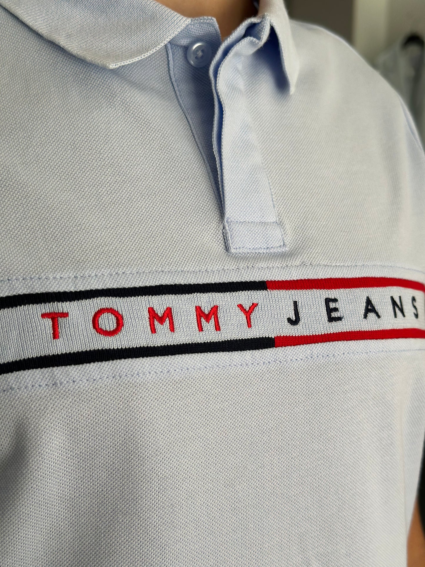 POLO TOMMY JEANS AZUL CLARO CON LOGO BORDADO EN EL PECHO