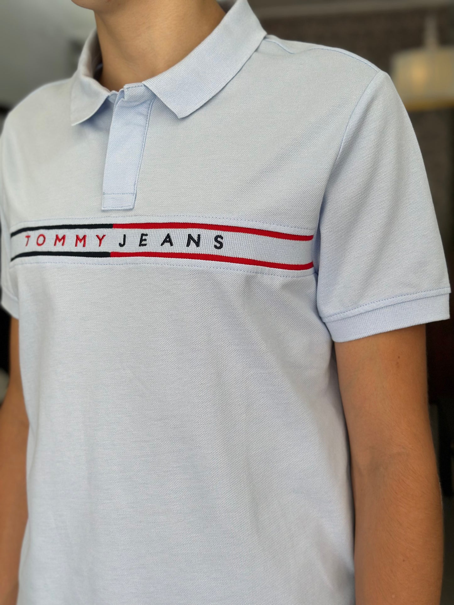 POLO TOMMY JEANS AZUL CLARO CON LOGO BORDADO EN EL PECHO