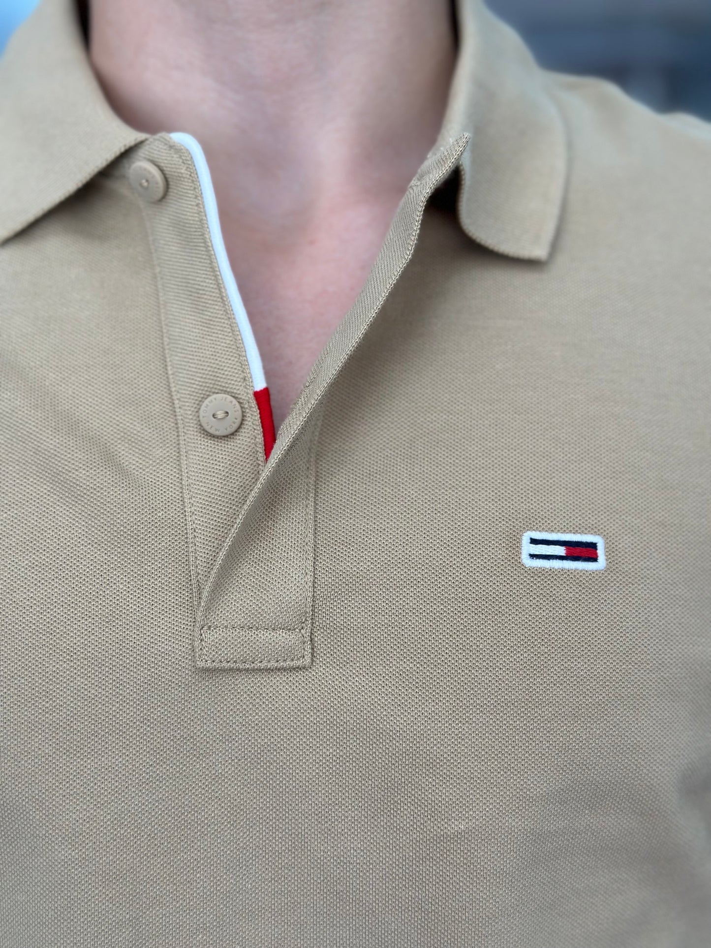 POLO TOMMY JEANS BÁSICO CAMEL CON LOGO BORDADO Y BANDERA DETRÁS DE BOTONES