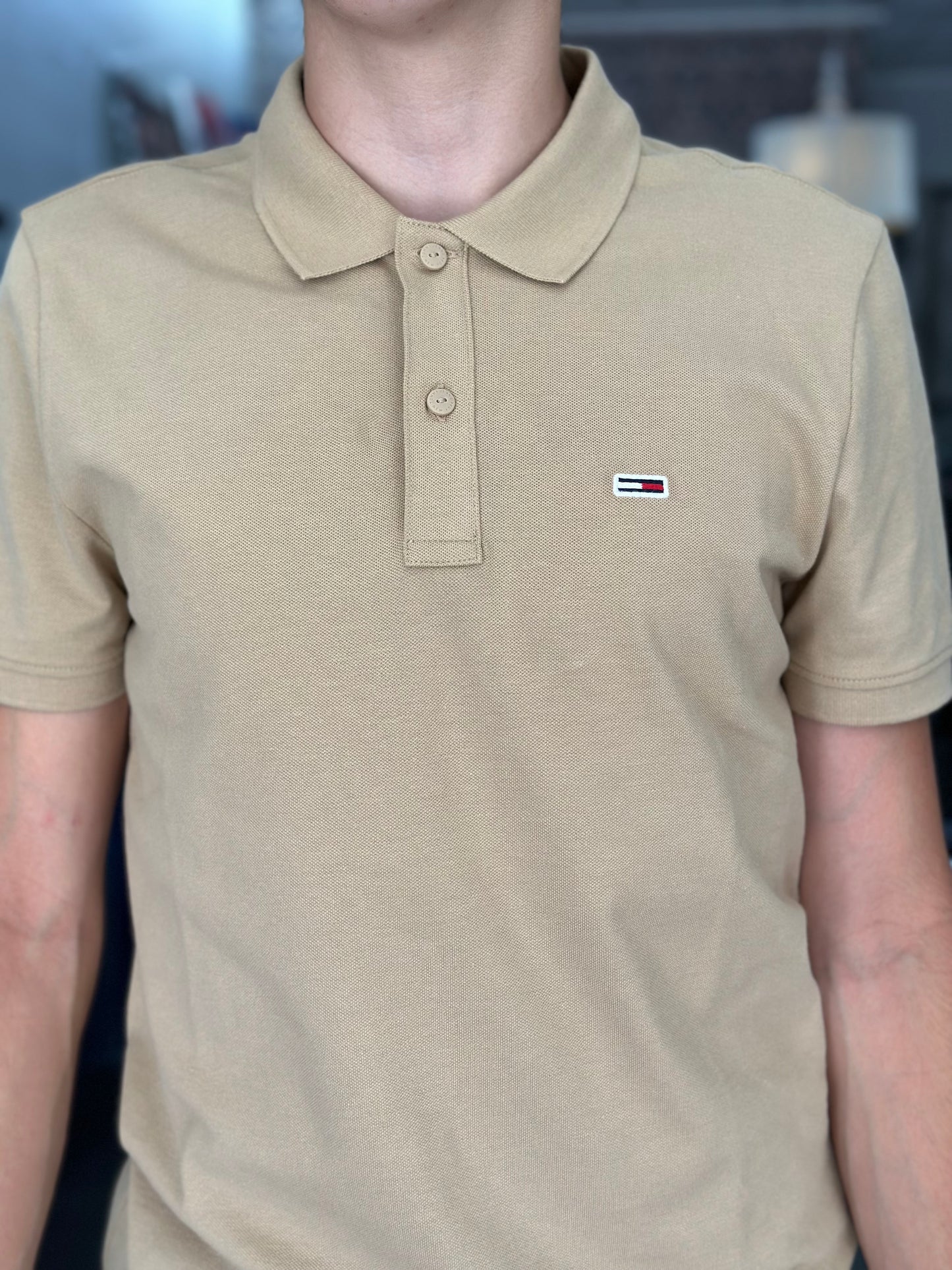 POLO TOMMY JEANS BÁSICO CAMEL CON LOGO BORDADO Y BANDERA DETRÁS DE BOTONES