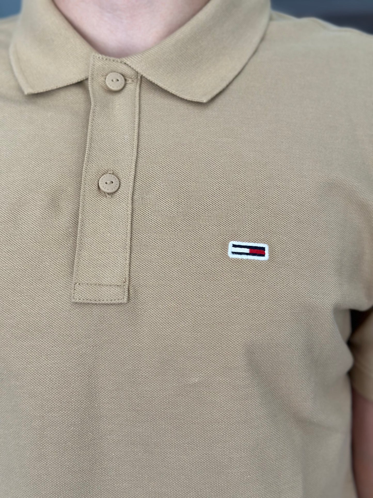POLO TOMMY JEANS BÁSICO CAMEL CON LOGO BORDADO Y BANDERA DETRÁS DE BOTONES