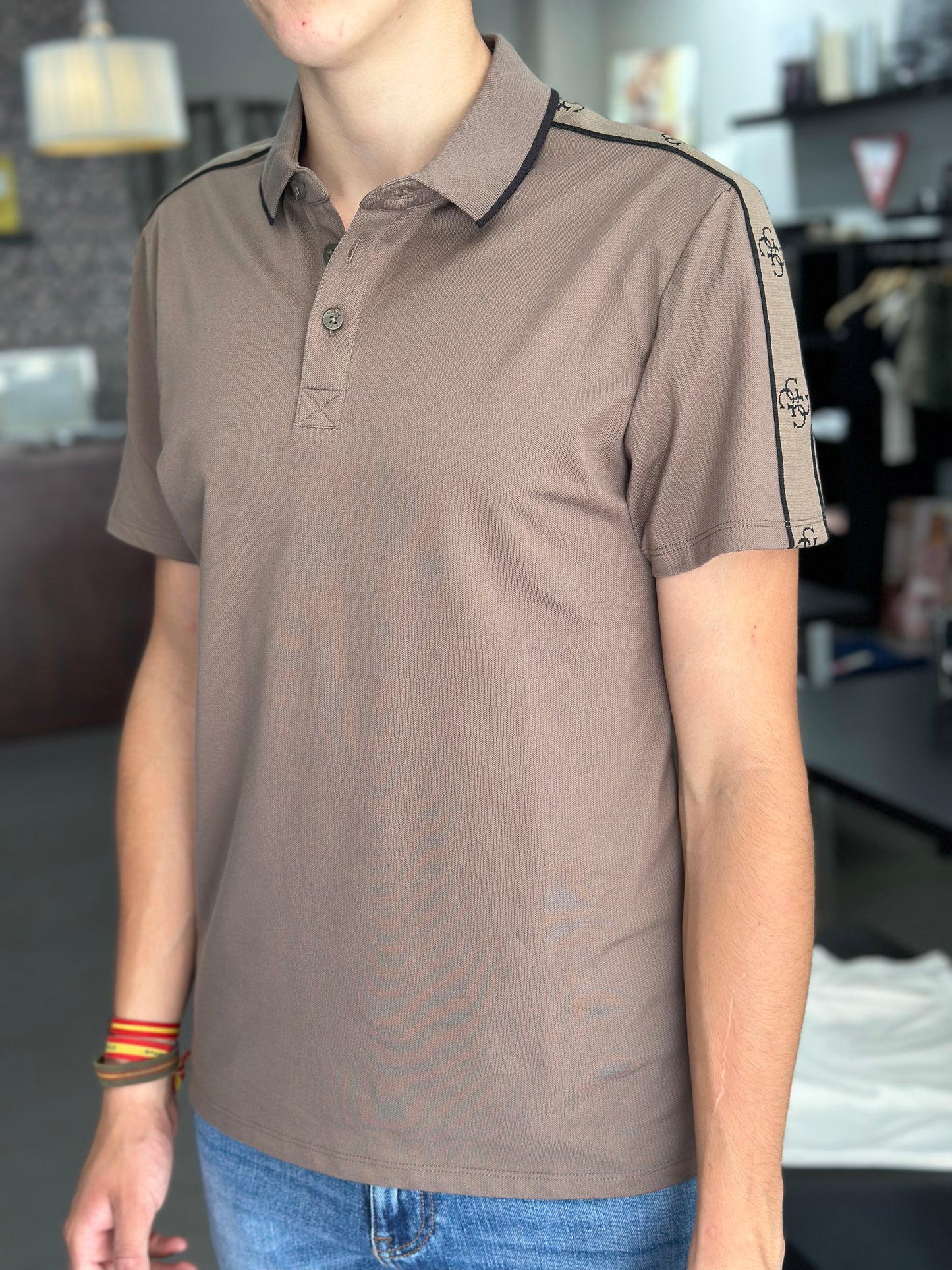 POLO GUESS LOGO 4G BORDADO EN LAS MANGAS MARRÓN CHOCOLATE