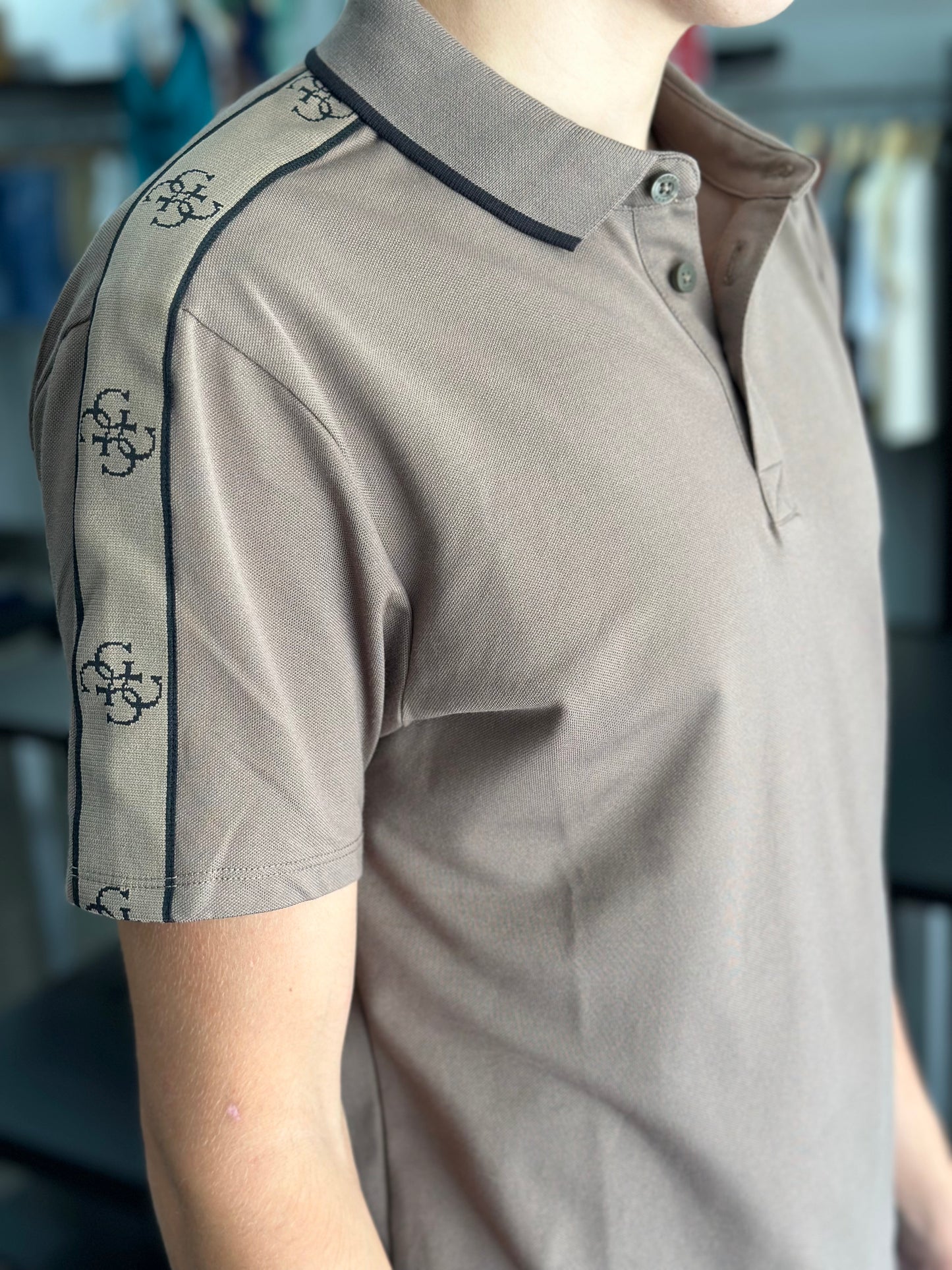 POLO GUESS LOGO 4G BORDADO EN LAS MANGAS MARRÓN CHOCOLATE