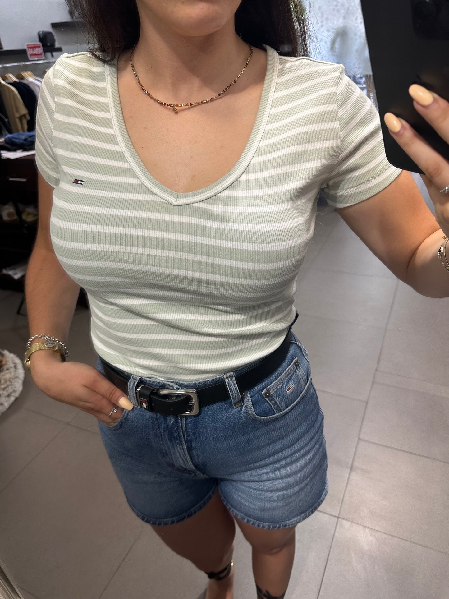 CAMISETA TOMMY JEANS CANALÉ RALLAS VERDE CLARITO Y BLANCA CUELLO PICO CON LOGO BORDADO