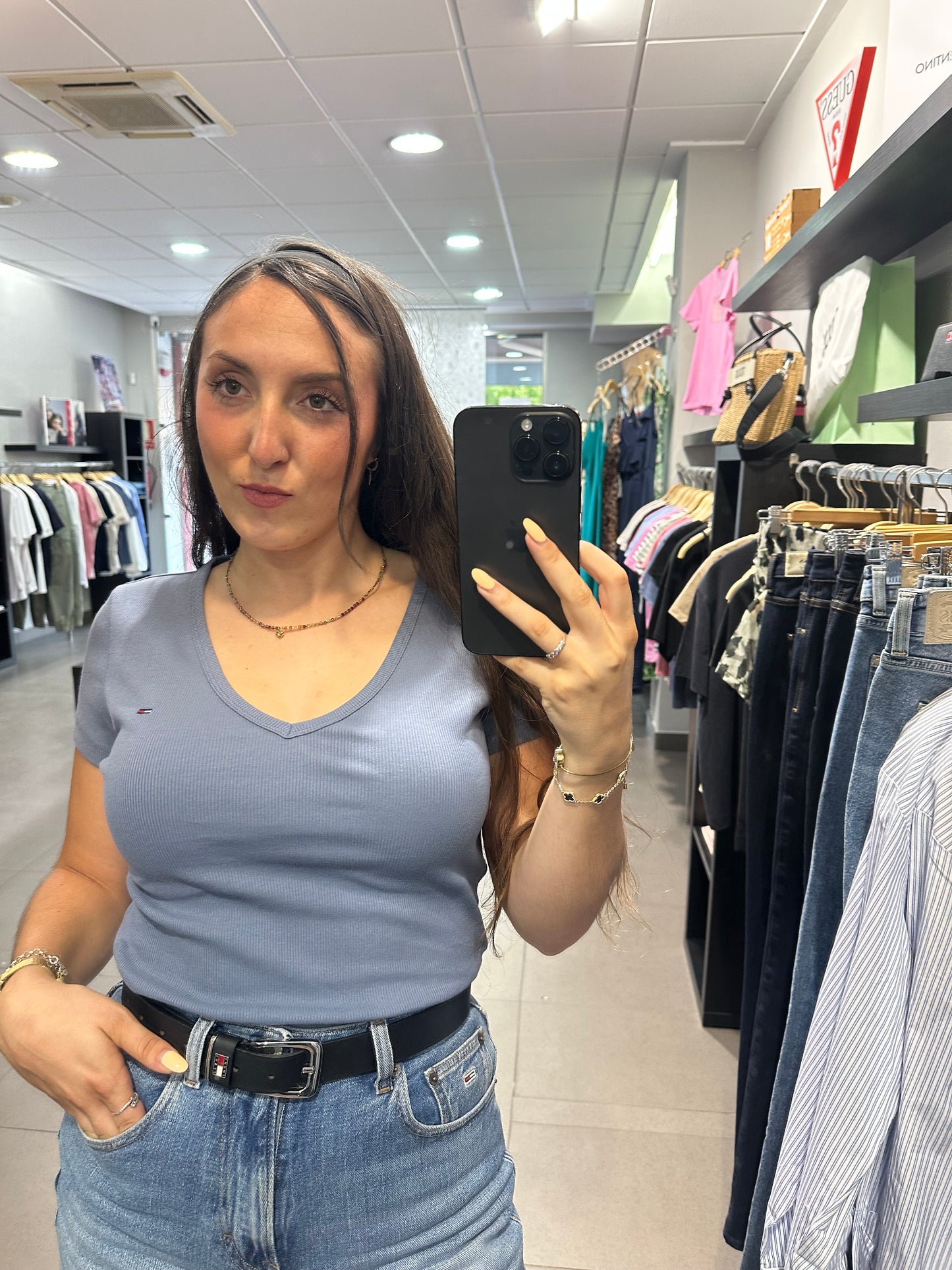 CAMISETA TOMMY JEANS CANALÉ AZUL CUELLO PICO LOGO BORDADO