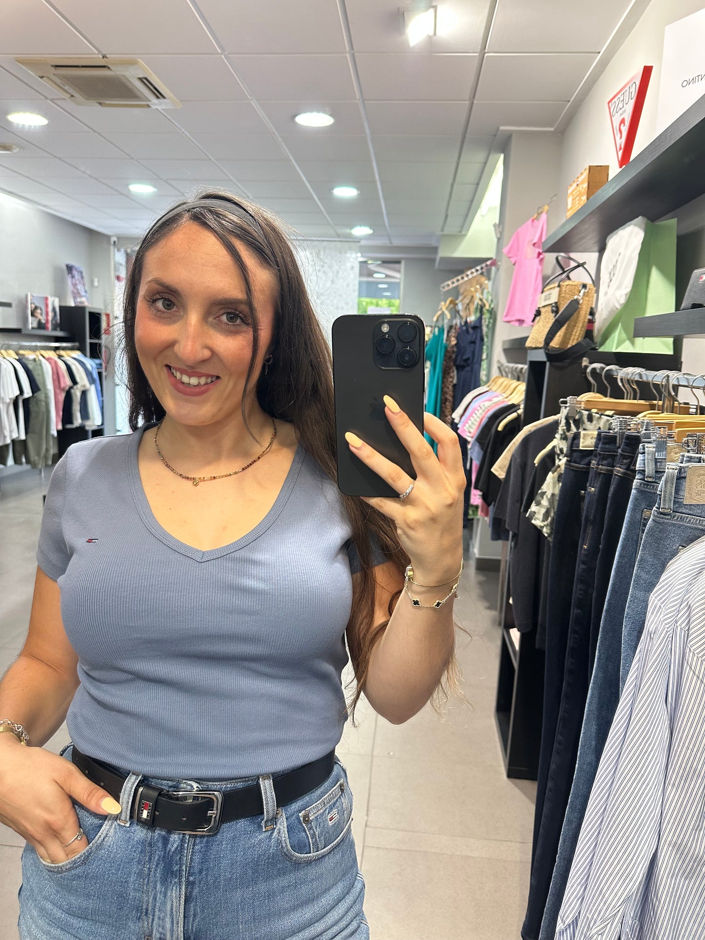 CAMISETA TOMMY JEANS CANALÉ AZUL CUELLO PICO LOGO BORDADO