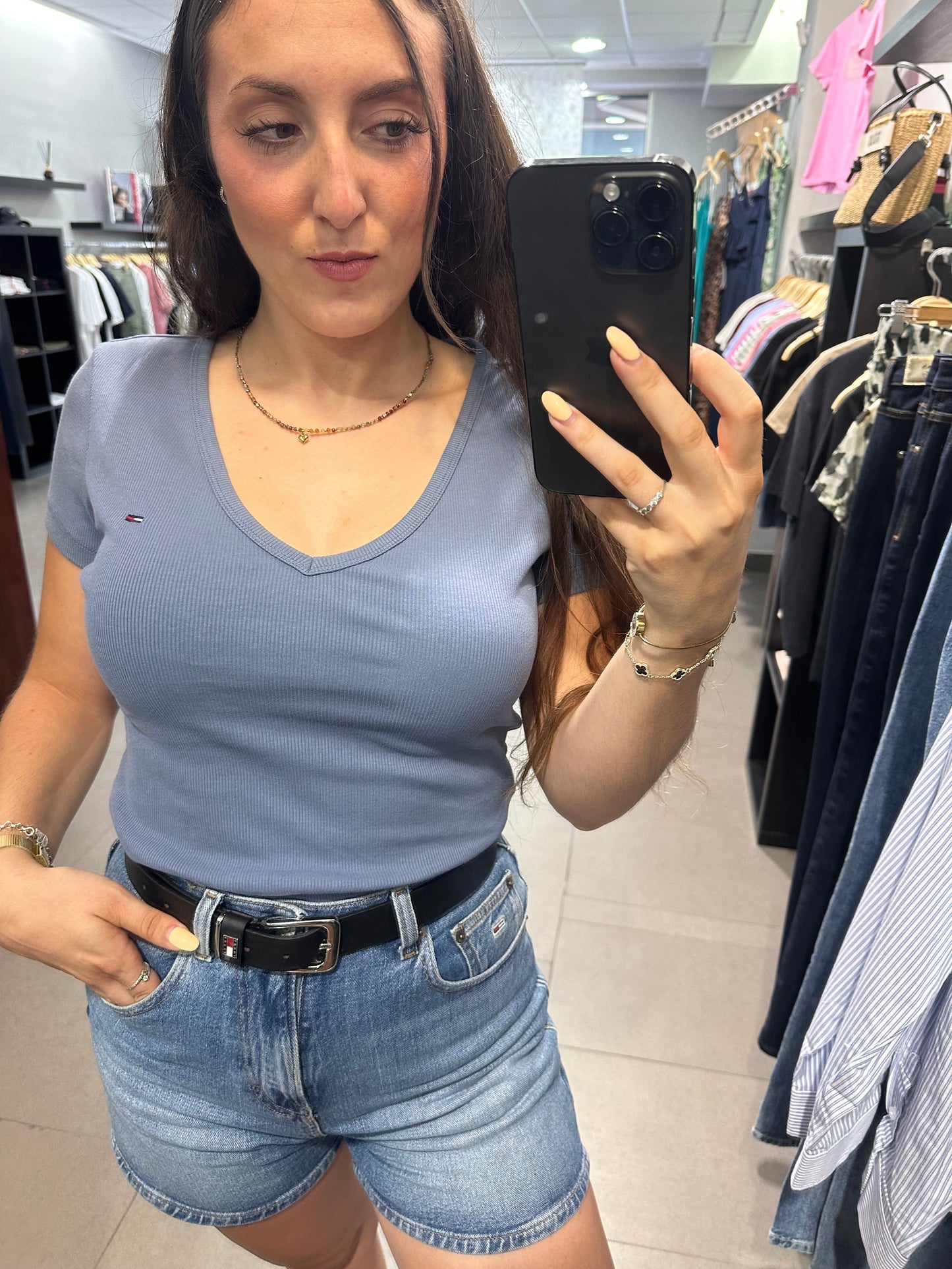 CAMISETA TOMMY JEANS CANALÉ AZUL CUELLO PICO LOGO BORDADO