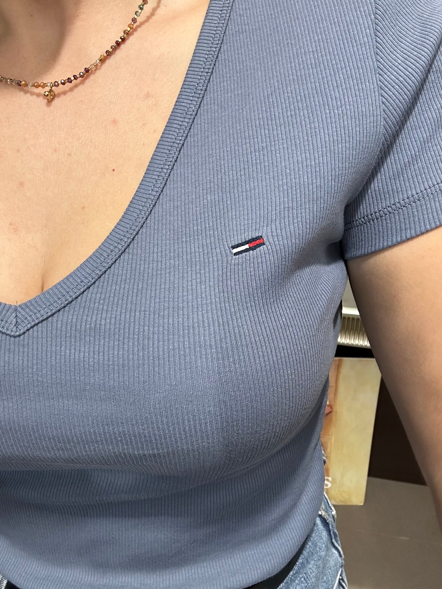 CAMISETA TOMMY JEANS CANALÉ AZUL CUELLO PICO LOGO BORDADO