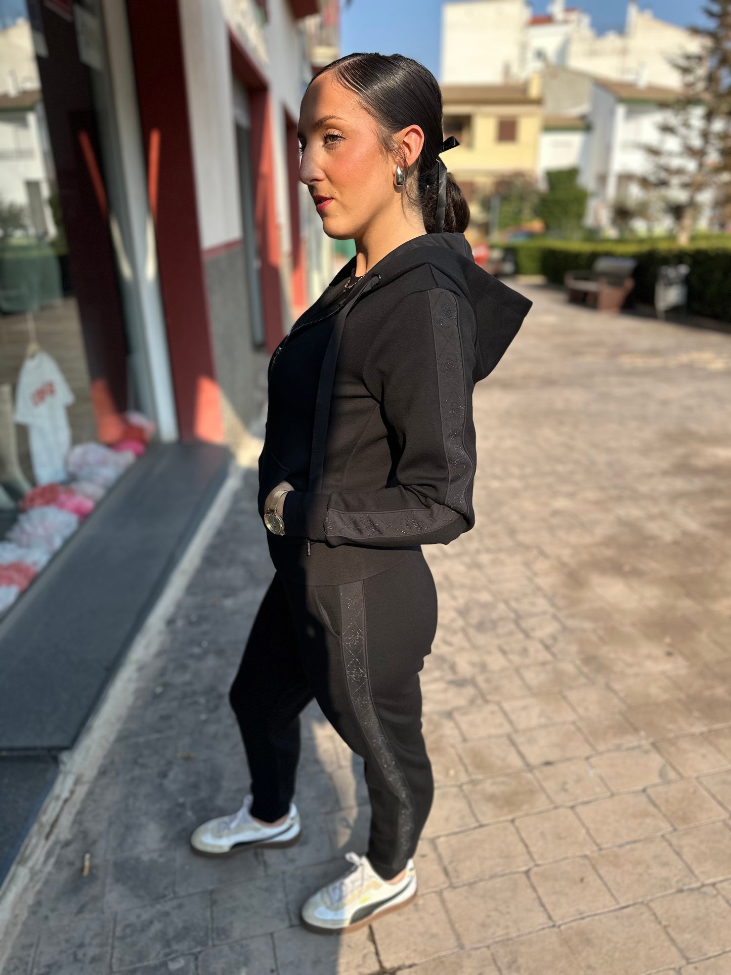 CHÁNDAL GUESS NEGRO PANTALÓN Y SUDADERA CON CREMALLERA BANDA LATERAL LOGO 4G BRILLO