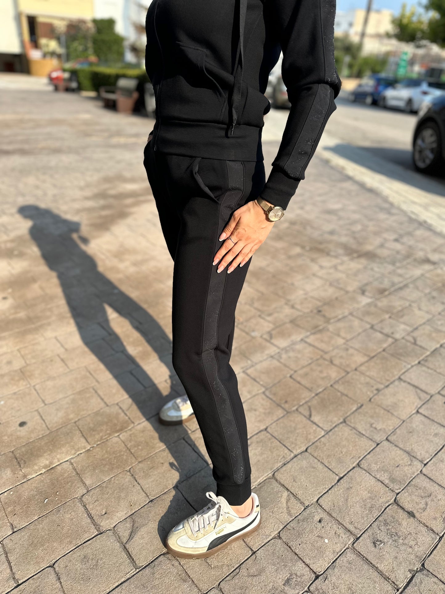 CHÁNDAL GUESS NEGRO PANTALÓN Y SUDADERA CON CREMALLERA BANDA LATERAL LOGO 4G BRILLO