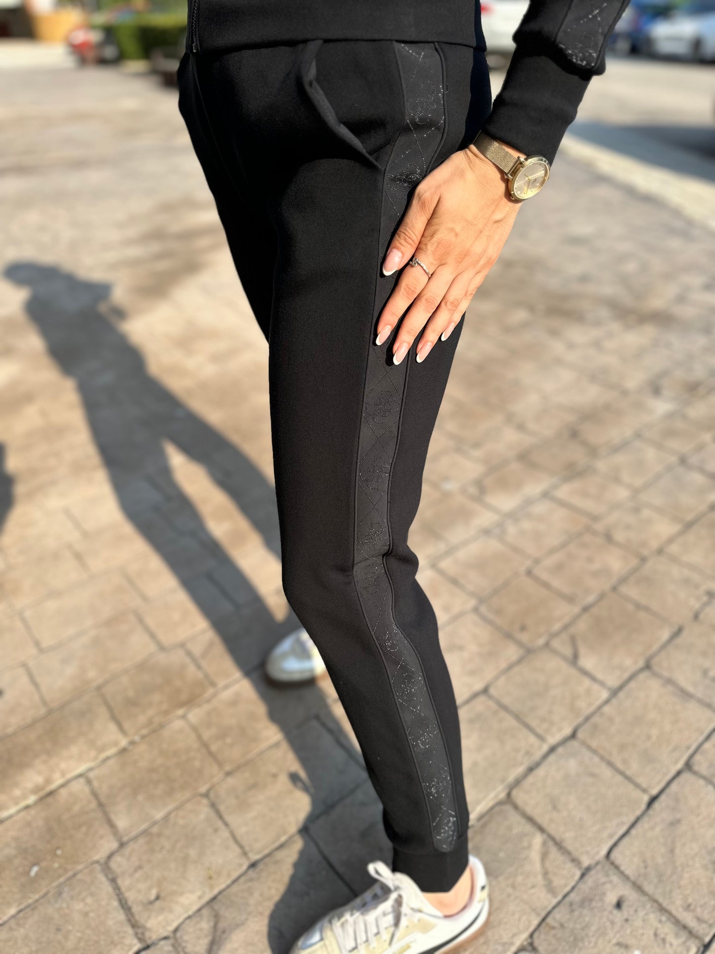 CHÁNDAL GUESS NEGRO PANTALÓN Y SUDADERA CON CREMALLERA BANDA LATERAL LOGO 4G BRILLO