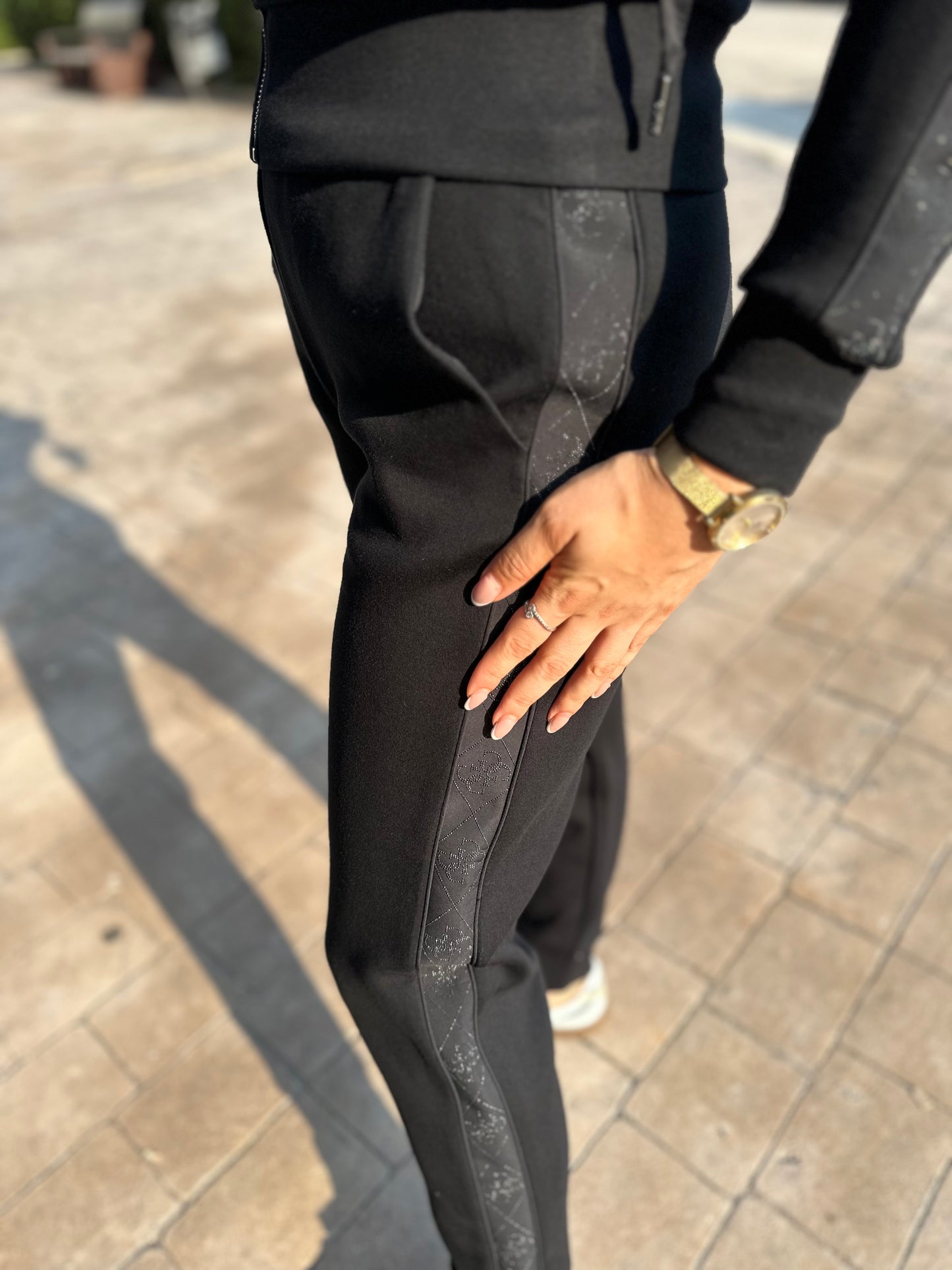 CHÁNDAL GUESS NEGRO PANTALÓN Y SUDADERA CON CREMALLERA BANDA LATERAL LOGO 4G BRILLO