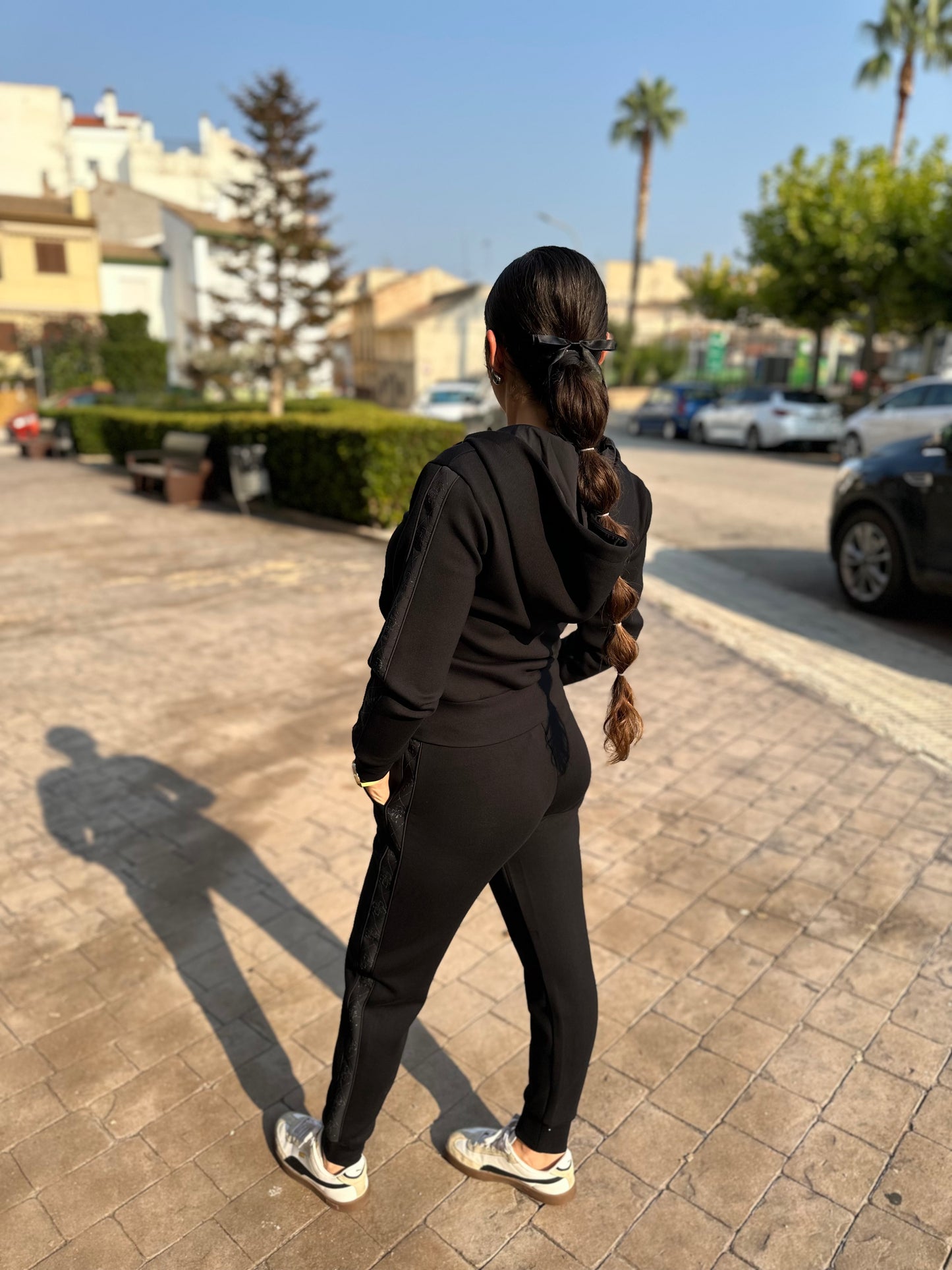 CHÁNDAL GUESS NEGRO PANTALÓN Y SUDADERA CON CREMALLERA BANDA LATERAL LOGO 4G BRILLO