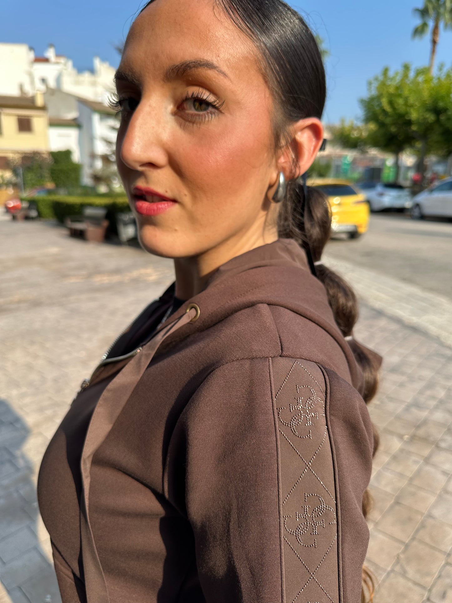 CHÁNDAL GUESS MARRÓN CHOCOLATE PANTALÓN Y SUDADERA CON CREMALLERA CON BANDA LATERAL LIGO 4 G BRILLO