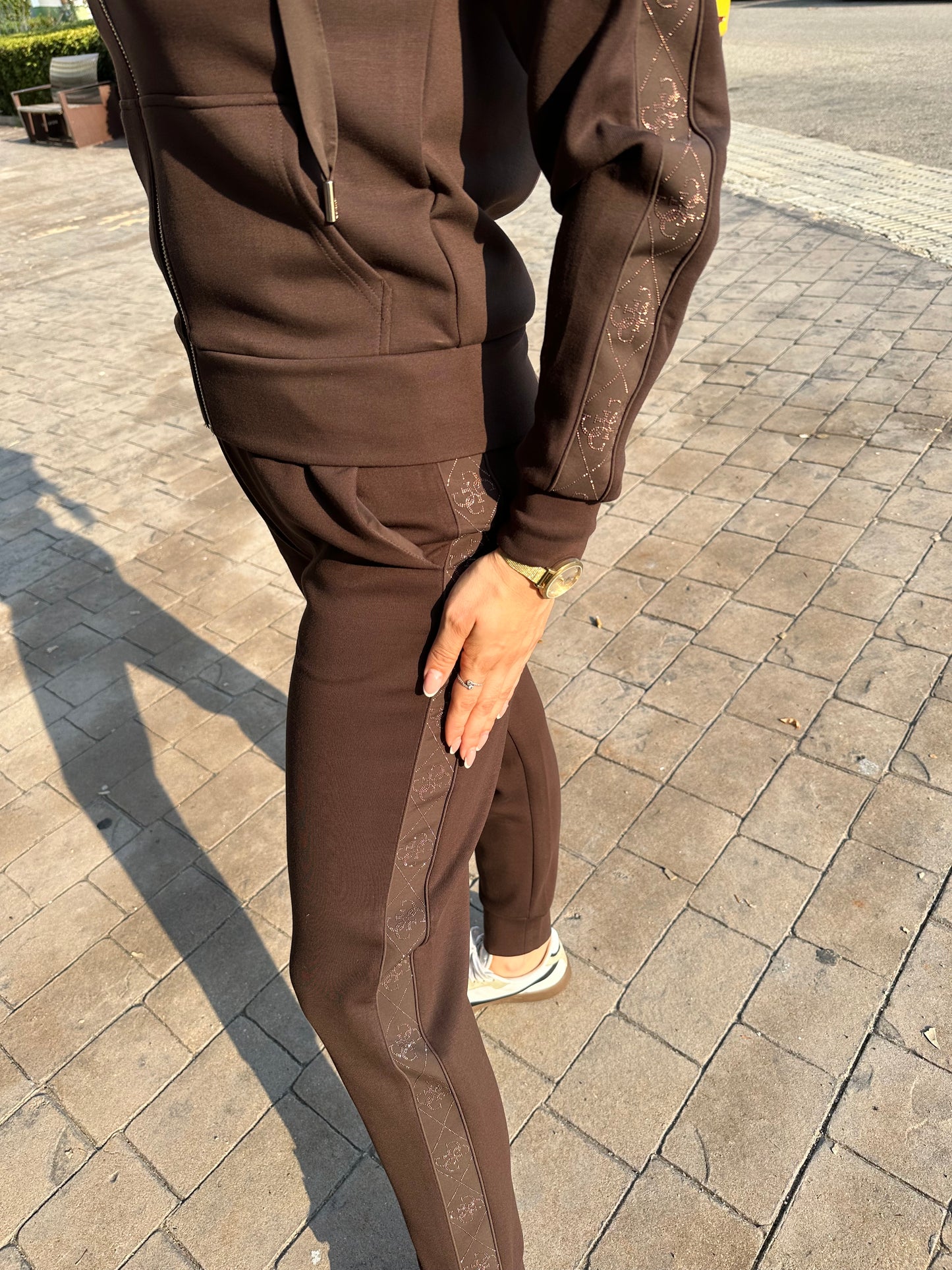 CHÁNDAL GUESS MARRÓN CHOCOLATE PANTALÓN Y SUDADERA CON CREMALLERA CON BANDA LATERAL LIGO 4 G BRILLO