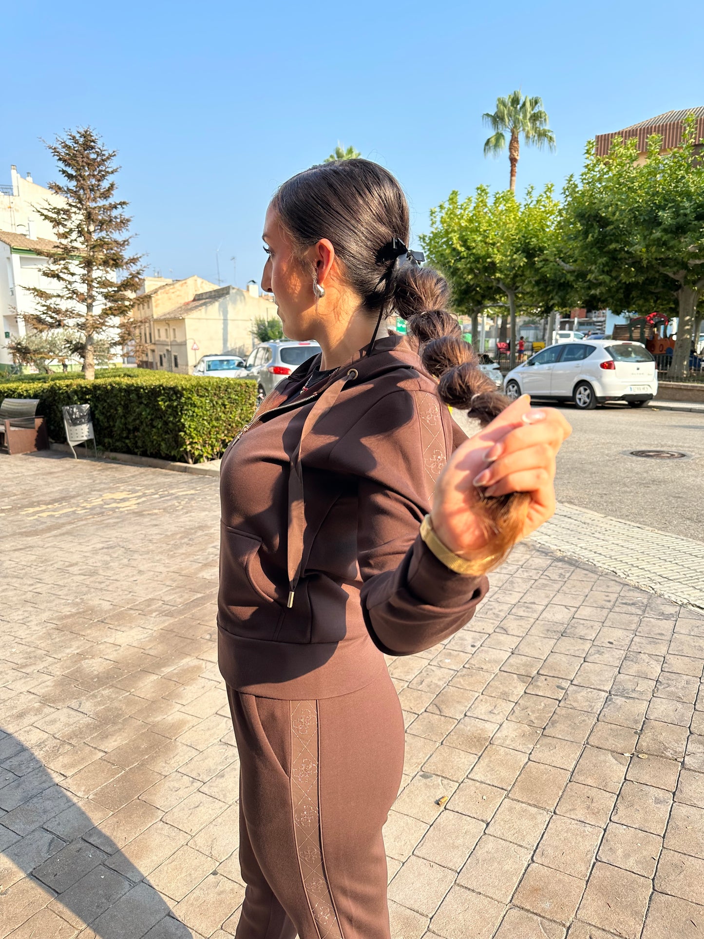 CHÁNDAL GUESS MARRÓN CHOCOLATE PANTALÓN Y SUDADERA CON CREMALLERA CON BANDA LATERAL LIGO 4 G BRILLO