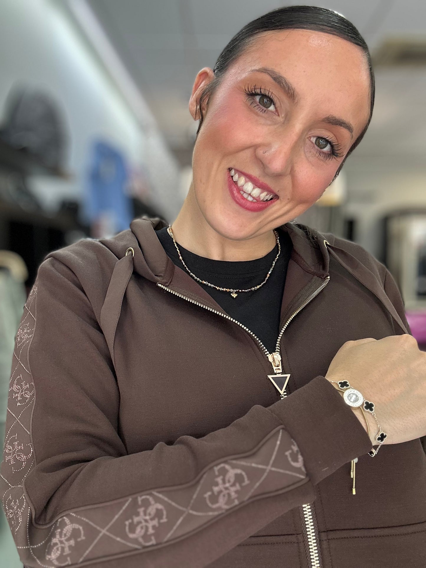 CHÁNDAL GUESS MARRÓN CHOCOLATE PANTALÓN Y SUDADERA CON CREMALLERA CON BANDA LATERAL LIGO 4 G BRILLO