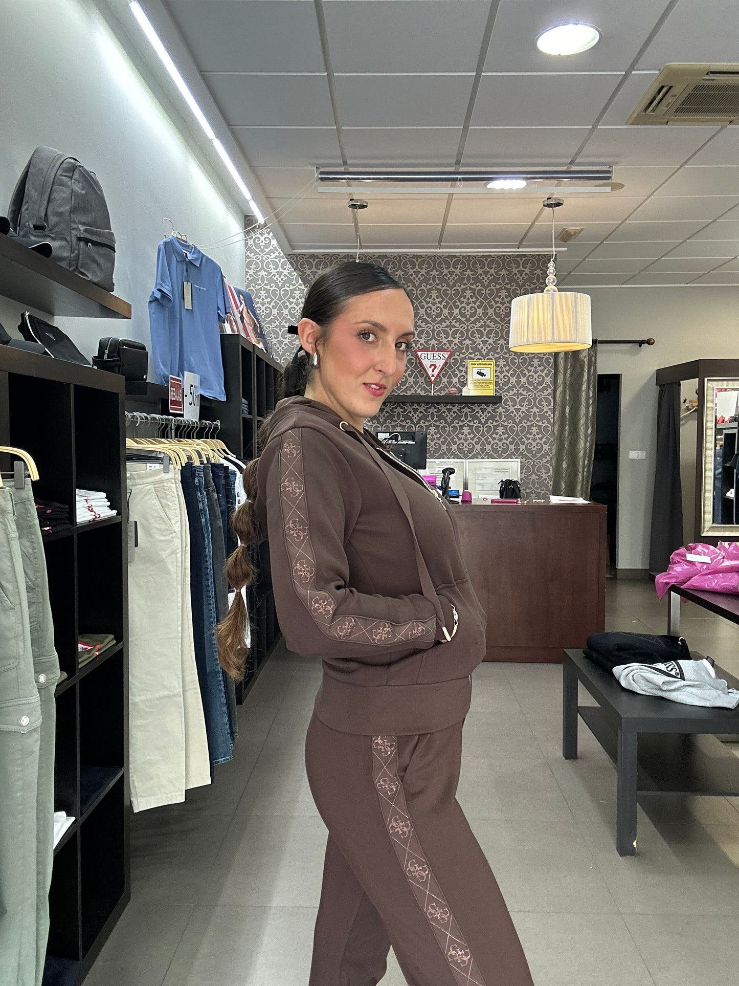 CHÁNDAL GUESS MARRÓN CHOCOLATE PANTALÓN Y SUDADERA CON CREMALLERA CON BANDA LATERAL LIGO 4 G BRILLO