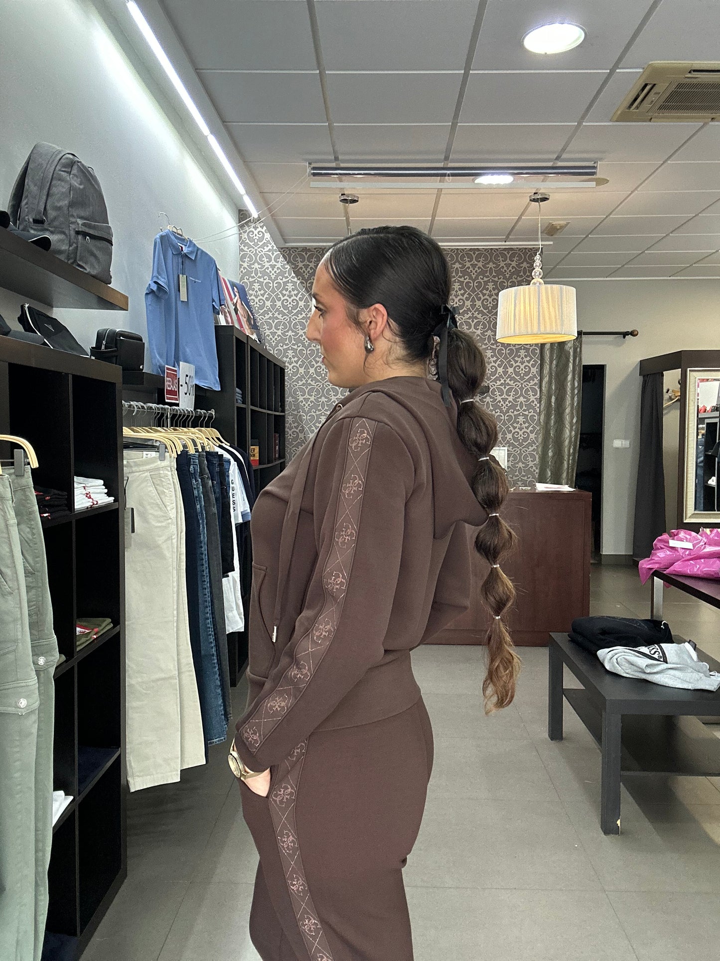 CHÁNDAL GUESS MARRÓN CHOCOLATE PANTALÓN Y SUDADERA CON CREMALLERA CON BANDA LATERAL LIGO 4 G BRILLO