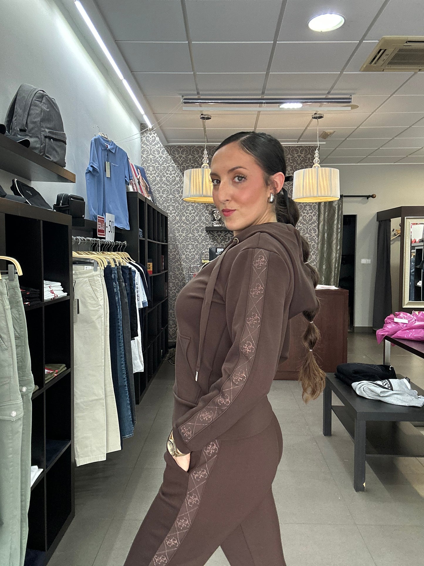 CHÁNDAL GUESS MARRÓN CHOCOLATE PANTALÓN Y SUDADERA CON CREMALLERA CON BANDA LATERAL LIGO 4 G BRILLO