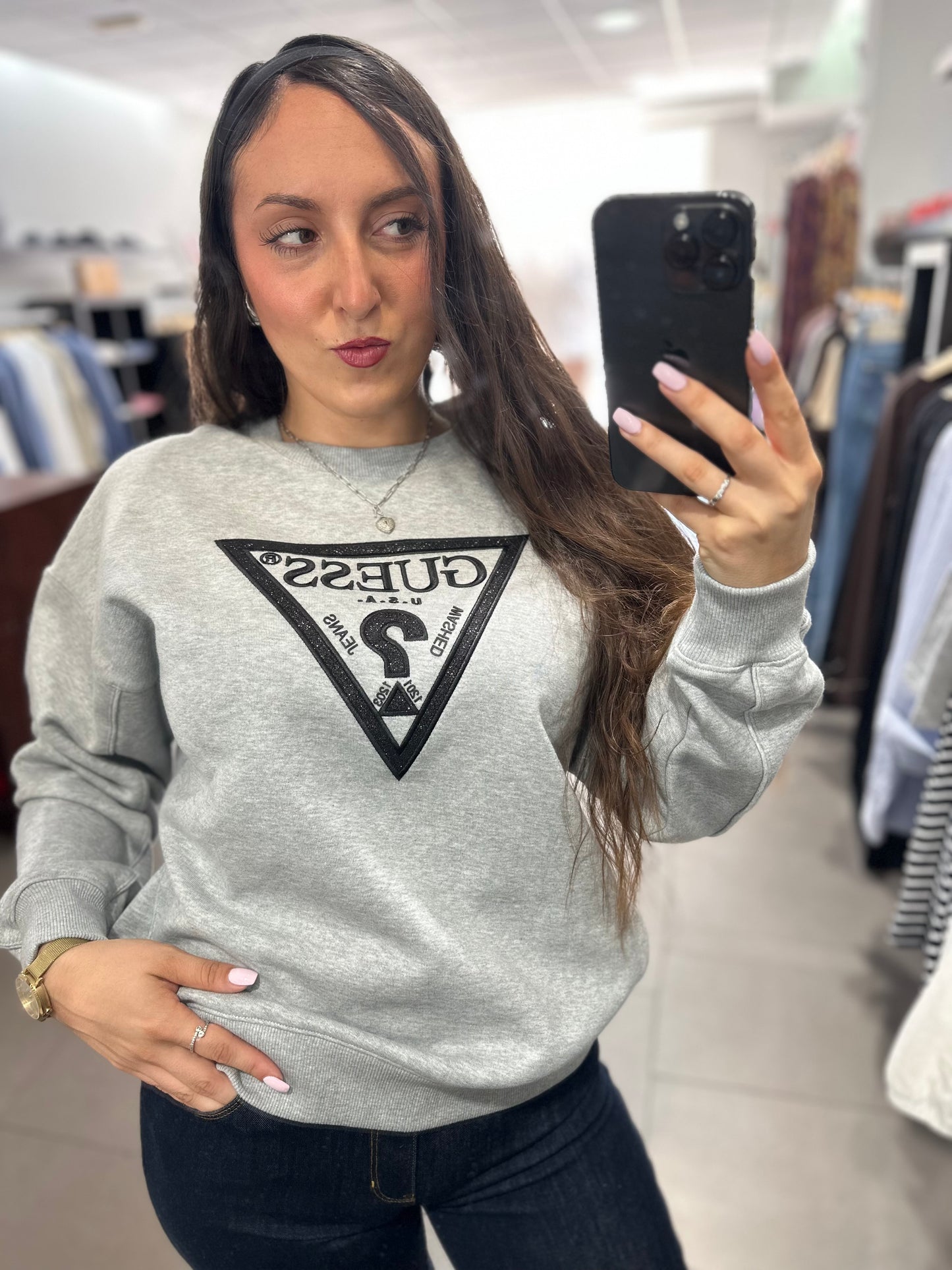 SUDADERA GUESS GRIS LOGO BRILLO BORDADO