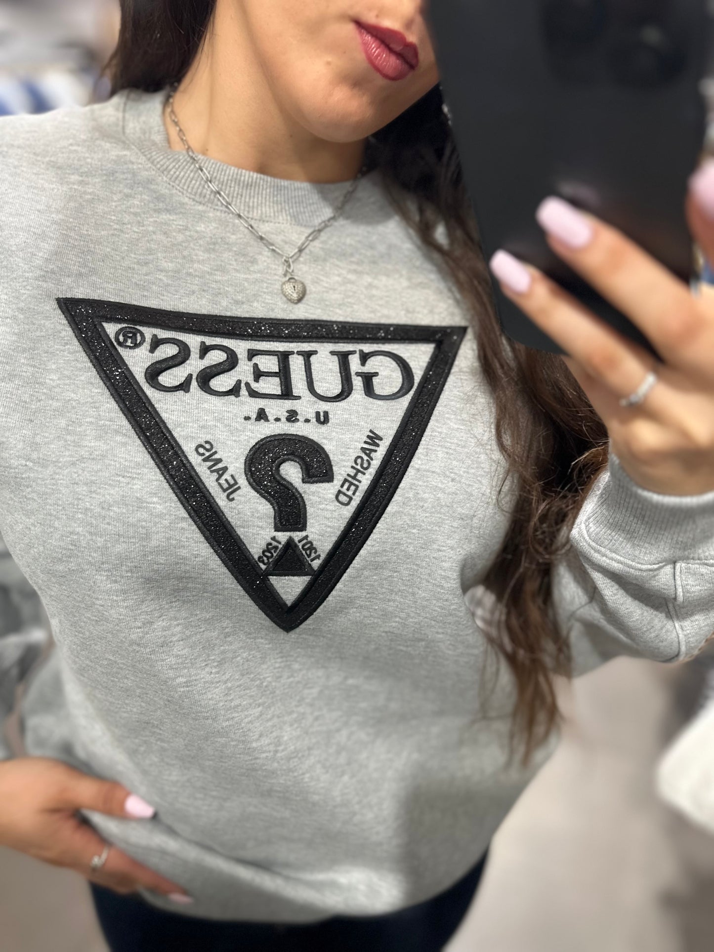 SUDADERA GUESS GRIS LOGO BRILLO BORDADO