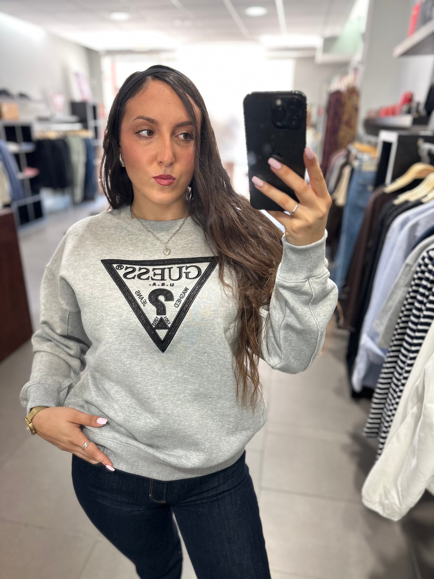 SUDADERA GUESS GRIS LOGO BRILLO BORDADO