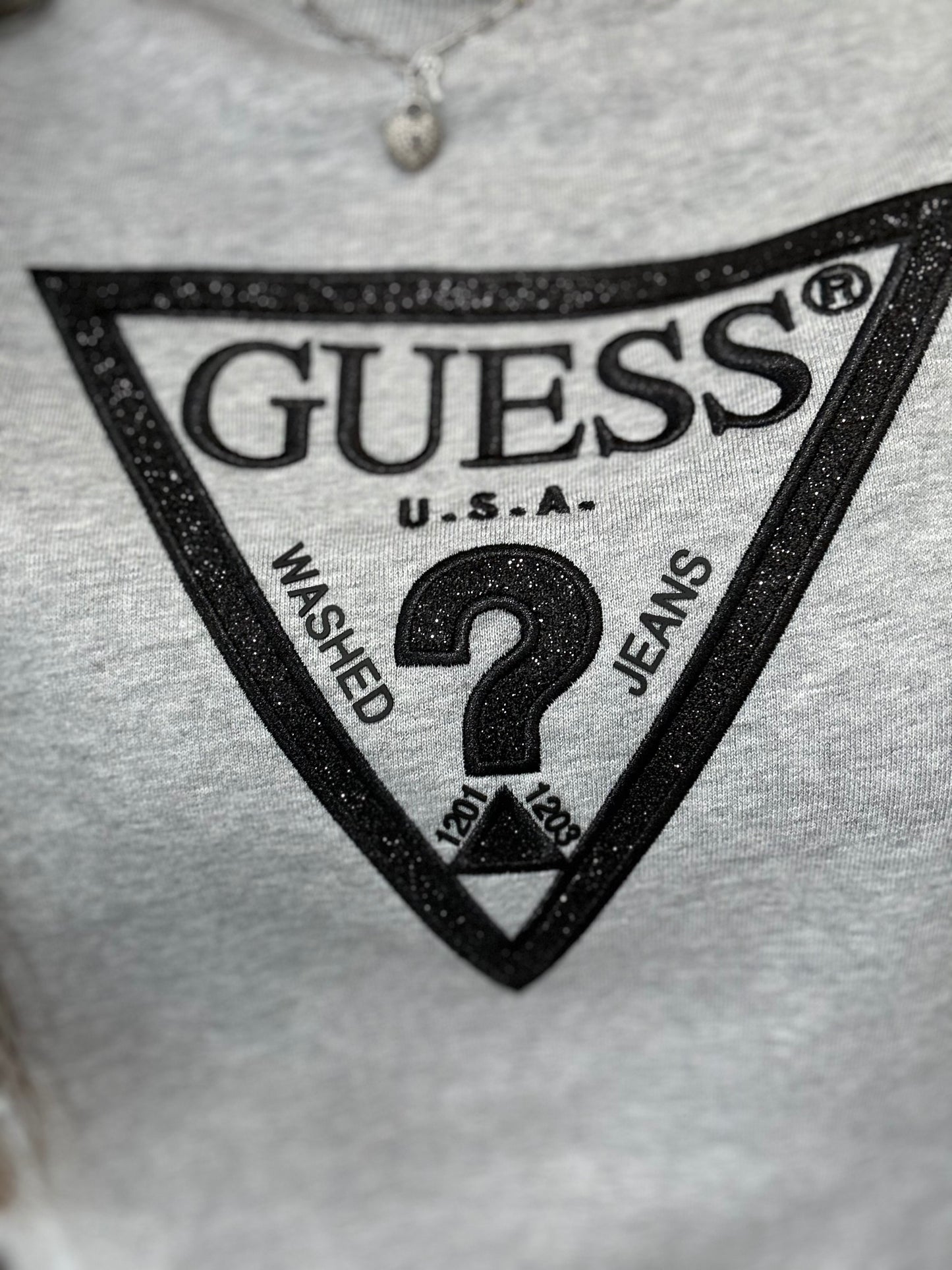 SUDADERA GUESS GRIS LOGO BRILLO BORDADO