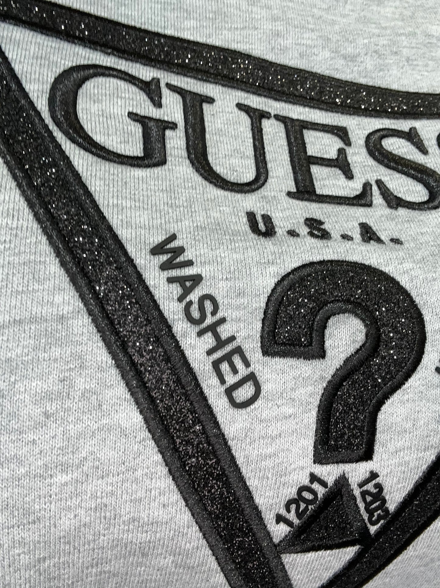 SUDADERA GUESS GRIS LOGO BRILLO BORDADO