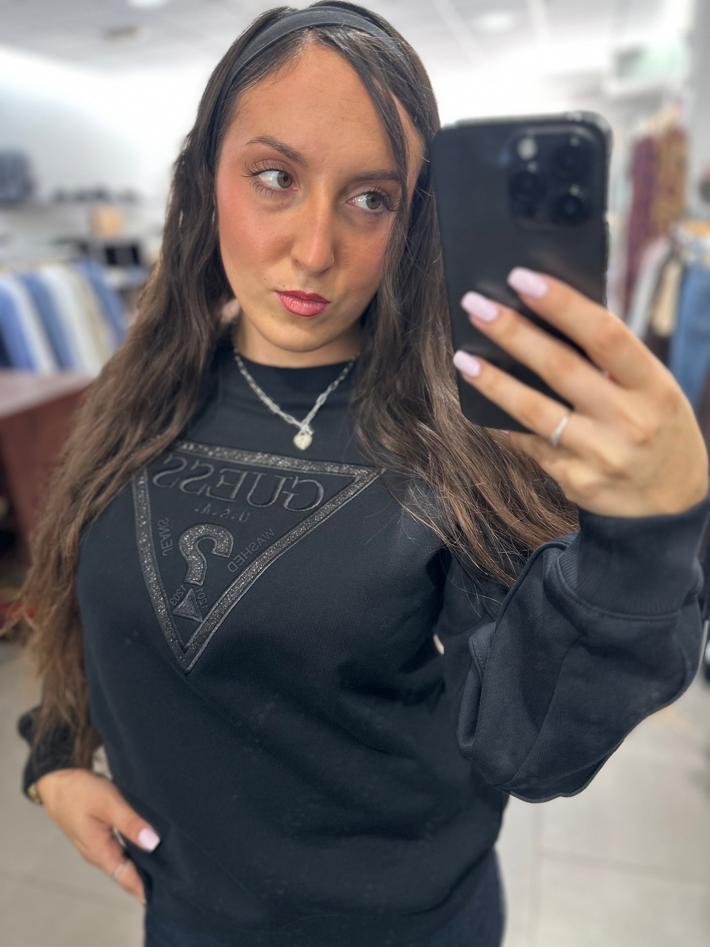 SUDADERA GUESS NEGRA LOGO BRILLO BORDADO