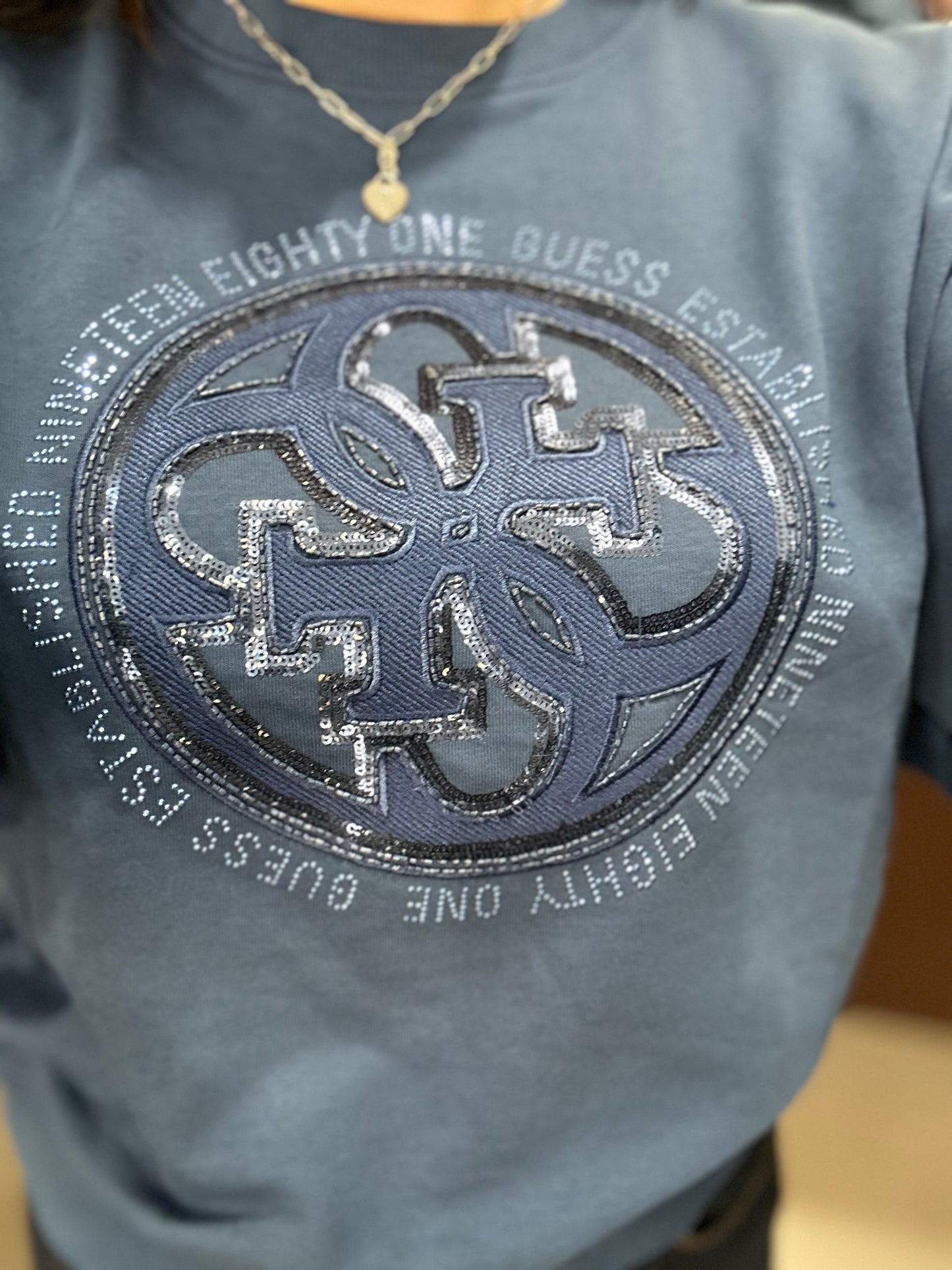SUDADERA GUESS AZUL LOGO 4G LENTEJUELAS