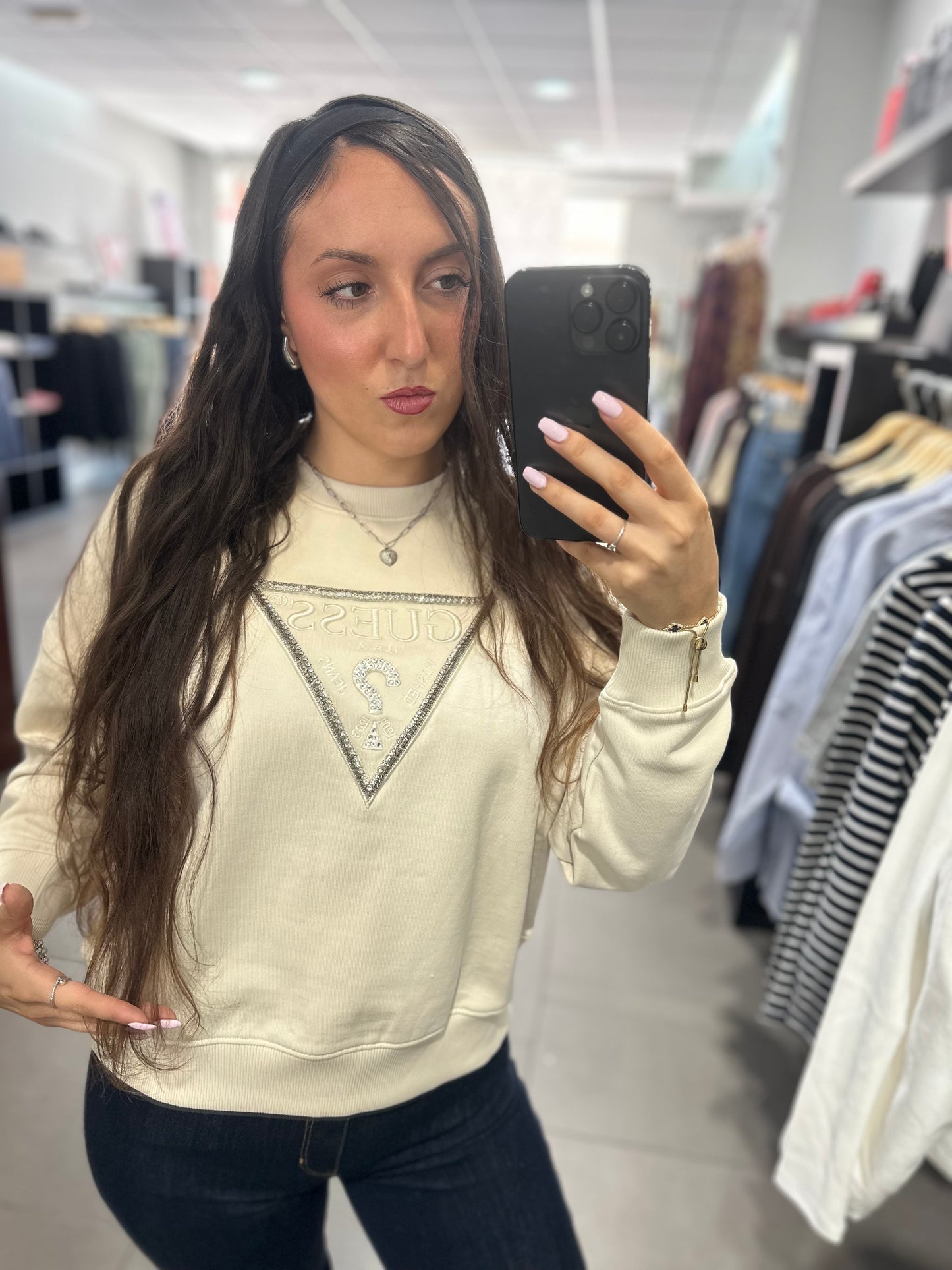 SUDADERA GUESS BEIGE LOGO BRILLOS BORDADO