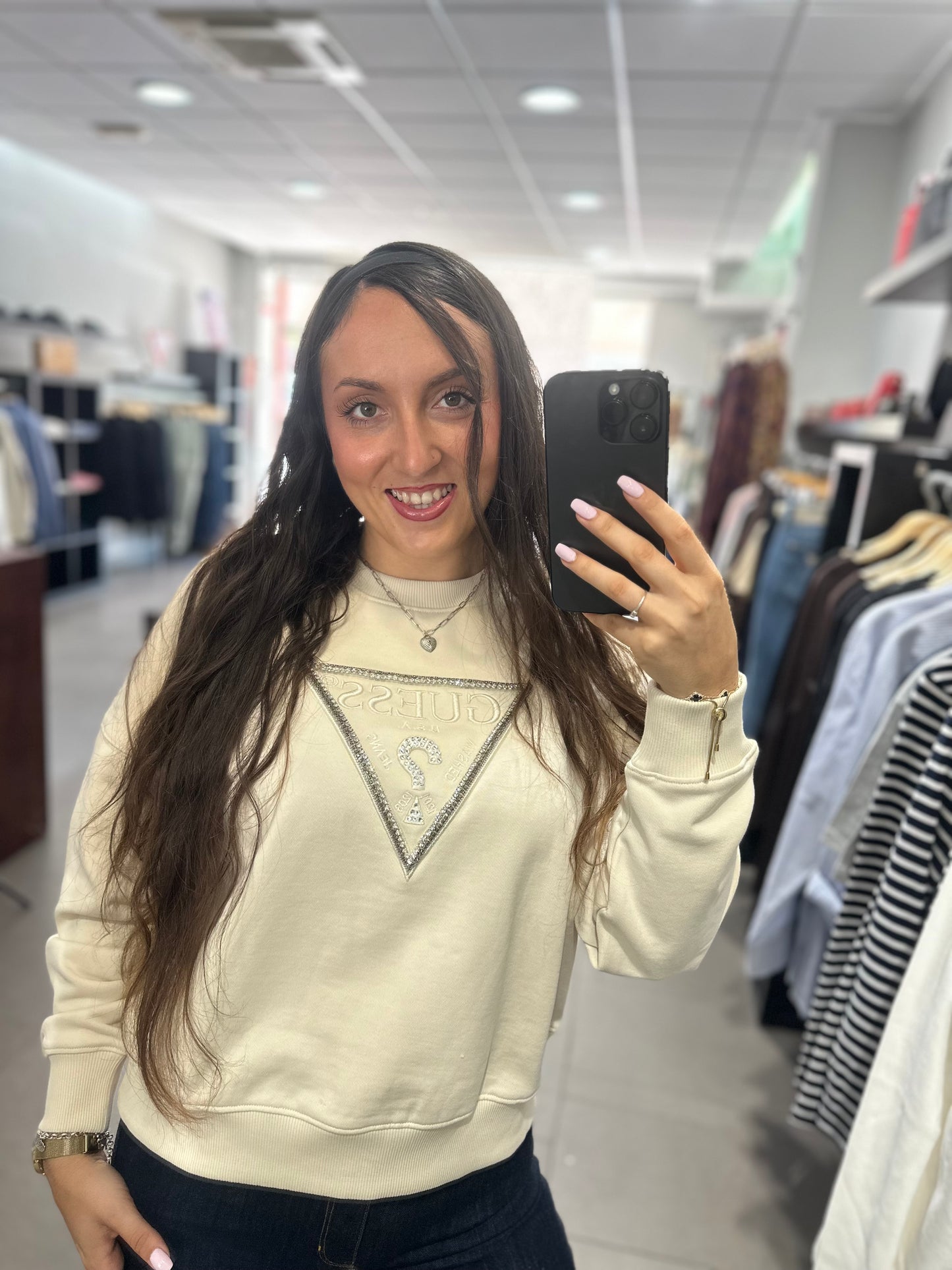 SUDADERA GUESS BEIGE LOGO BRILLOS BORDADO