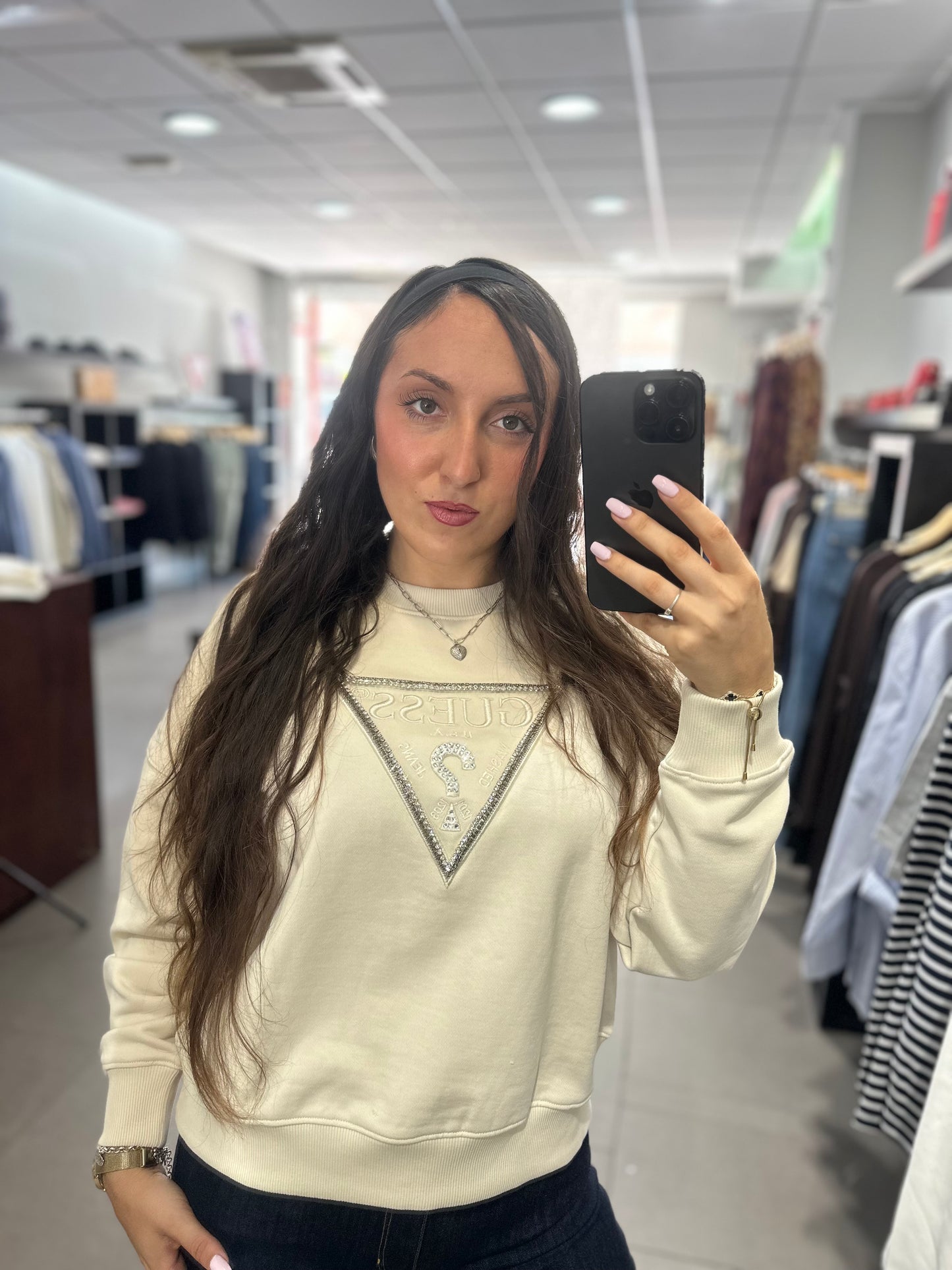SUDADERA GUESS BEIGE LOGO BRILLOS BORDADO