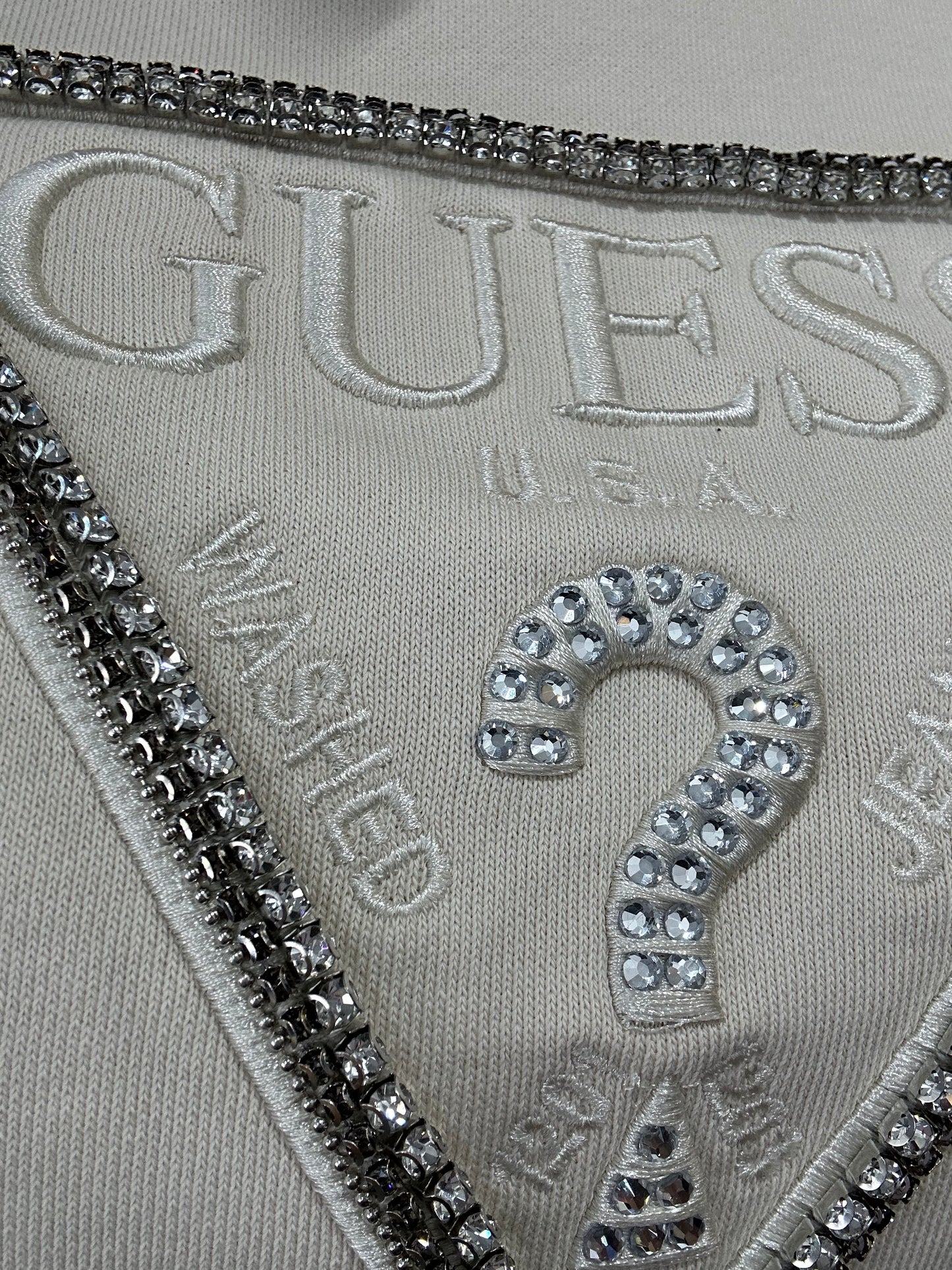 SUDADERA GUESS BEIGE LOGO BRILLOS BORDADO