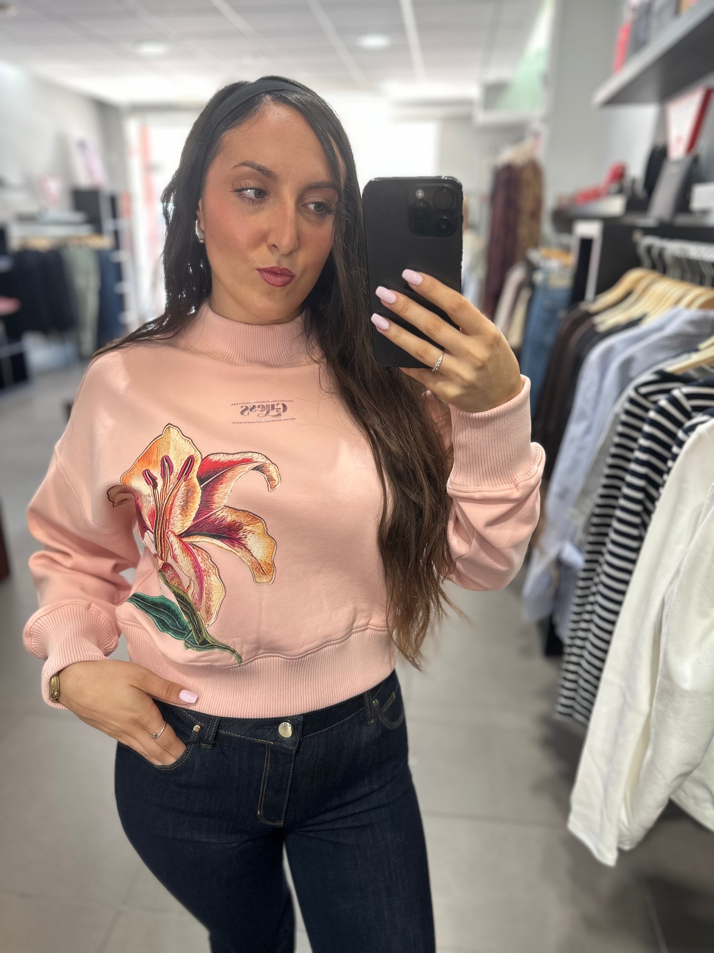 SUDADERA GUESS ROSA CON FLOR Y LOGO ROSZA METALIZADO Y BRILLOS ROSAS