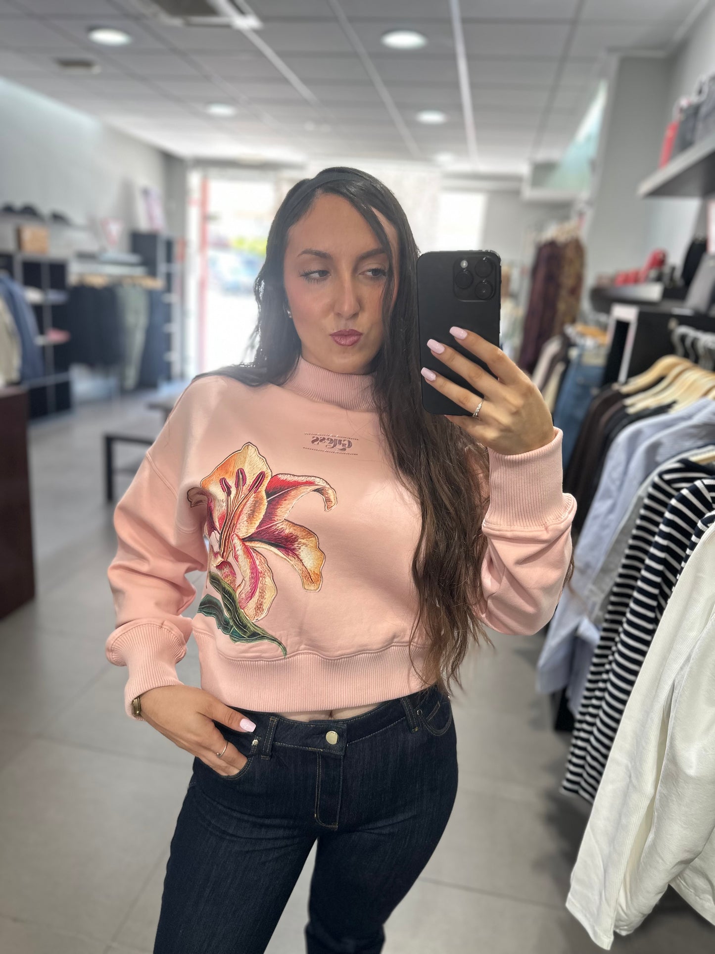SUDADERA GUESS ROSA CON FLOR Y LOGO ROSZA METALIZADO Y BRILLOS ROSAS